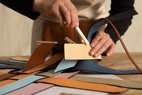 VIP 】LOEWE SURPLUS LEATHER WOVEN BASKET BAG IN CLASSIC CALFSKIN ใหม่ล่าสุดและสวยที่สุด กระเป๋าสะพานที่ถักทอด้วยความปราณีต โดดเด่นด้วยสีที่จับมาคอนทราสได้ลงตัว ใบใหญ่จุได้แบบเน้นๆ วัสดุหนังวัวแท้เต็มใบ หรูเลิศ ปากกระเป๋ามีสายหนังสำหรับผูกรวบปากกระเป๋า ภายใ