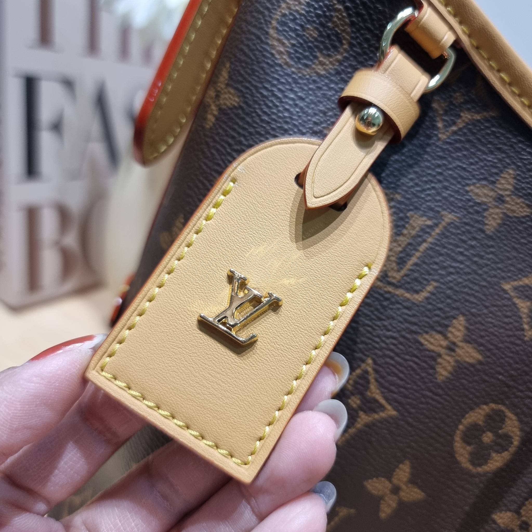 LV CARRYALL PM รุ่นลิมิเต็ดที่สาวๆตามหา กระเป๋าสะพายไหล่ทรงสวย ดีไซน์เรียบง่ายคลาสสิค หรู ดูผู้ดี รูปทรงใช้งานง่าย มาพร้อมใบลูก ไว้เก็บของจุกจิก วัสดุหนังแคนวาส ปากกระเป๋ามีสายหนังผูกกันของหล่นได้และยังมีกระดุมแม่เหล็กอีกด้วย สายสะพายถอดปรับได้ ภายในโล่งก