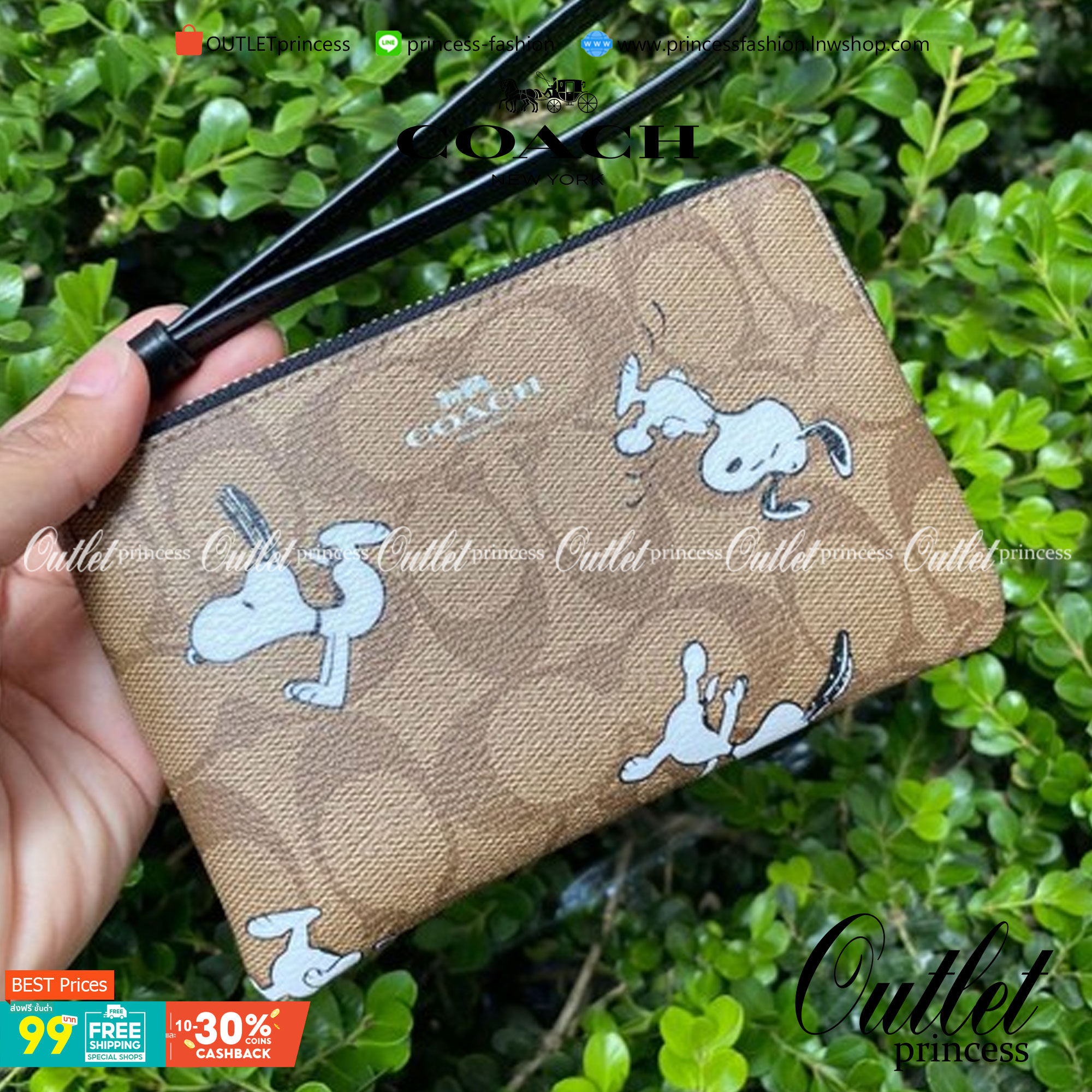 COACH C4589 COACH x PEANUTS CORNER ZIP WRISTLET IN SIGNATURE CANVAS WITH SNOOPY PRINT เหล่าผองเพื่อนและสนูปพีมาแล้วจ้า คอลเลคชั่นสุดน่ารักที่ฮอตไม่มีตก กระเป๋าคล้องมือ ขนาดเหมาะพกพากำลังเหมาะ วัสดุหนังแคนวาสเคลือบลาย ภายในเป็นช่องโล่ง ใส่ธนบัตร หรือใส่บัต
