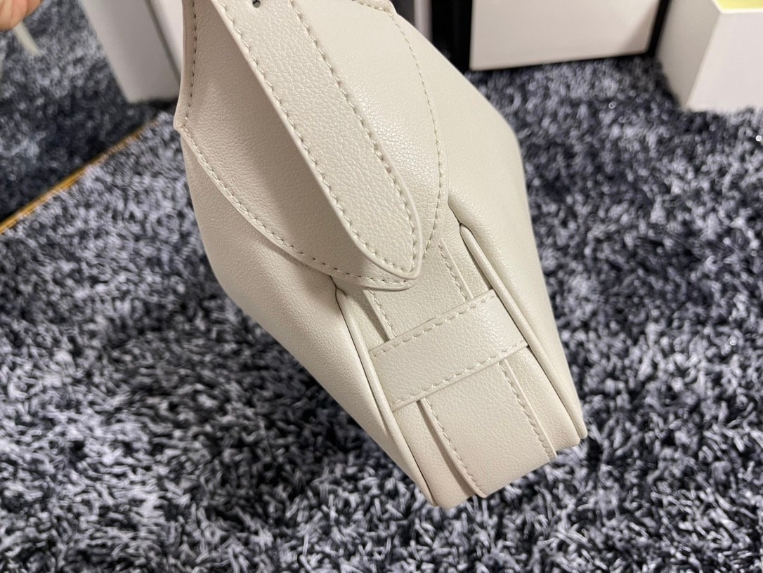 ทรงยอดฮิตที่สุด **หนังนิ่มมือมาก กับ CELINE ROMY VIP GIFT WITH PURCHASE (GWP) กระเป๋าสะพายไหล่ทรงเป็กเอกลักษณ์ เปิดปิดด้วยซิป จุของได้เยอะคะ Ipad mini เครื่องสำอางค์ เหมาะสำหรับสาวๆ มากคะด้วยน้ำหนักที่เบาและใช้ได้หลายลุค มาพร้อมสายสะพาย2แบบ(ถอดเปลี่ยนได้)