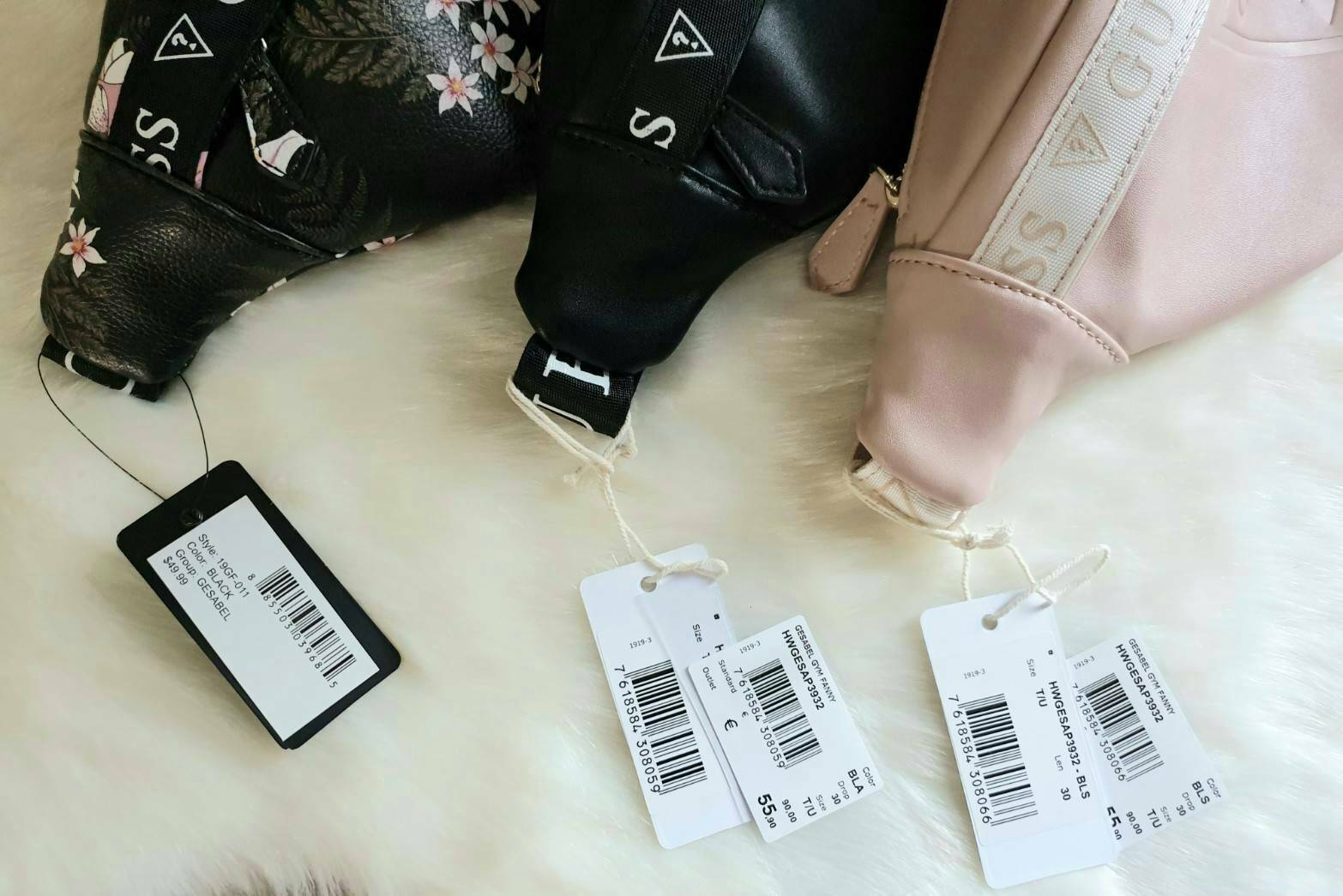 GUESS GESABEL GYM FANNY PACK กระเป๋าหนังคาดเอว/อก ด้านหน้าปั๊มโลโก้แบรนด์ทรงสามเหลี่ยม ตัวกระเป๋าเปิดปิดด้วยซิปใช้งานง่าย มี 2 ช่องซิป มีลูกเล่นซ่อนซิปหน้าคาดปิดด้วยสายพิมพ์โลโก้ ภายในกระเป๋าโล่งกว้าง สามารถใส่มือถือได้ทุกรุ่น จุของได้เยอะ รับรองถูกใจสาวๆ