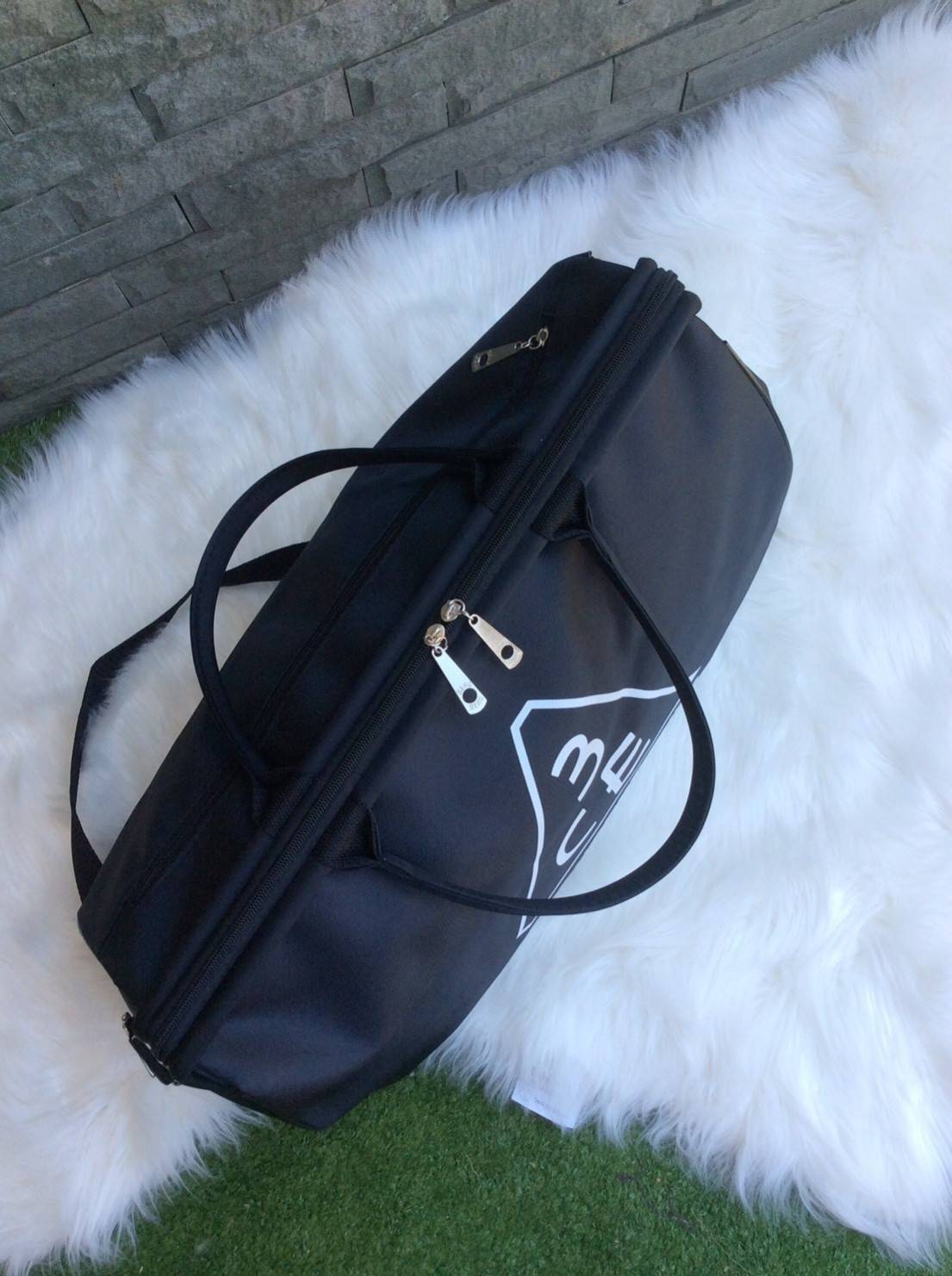 Don't Miss! กระเป๋าเดินทางแบรนด์ดัง 3CE ของแท้จากเกาหลีวัสดุ NYLON เนื้อหนาสีดำสกรีนโลโก้ 3CE ด้านหน้า หูหิ้วหนังแข็งแรงสะพายไหล่ได้ ใบใหญ่จุใจใส่เสื้อผ้า รองเท้าของใช้ได้เยอะ น้ำหนักเบา ดูแลรักษาทำความสะอาดง่าย เปิดปิดด้วยซิปสะดวกใช้ ภายในมีช่องเล็ก