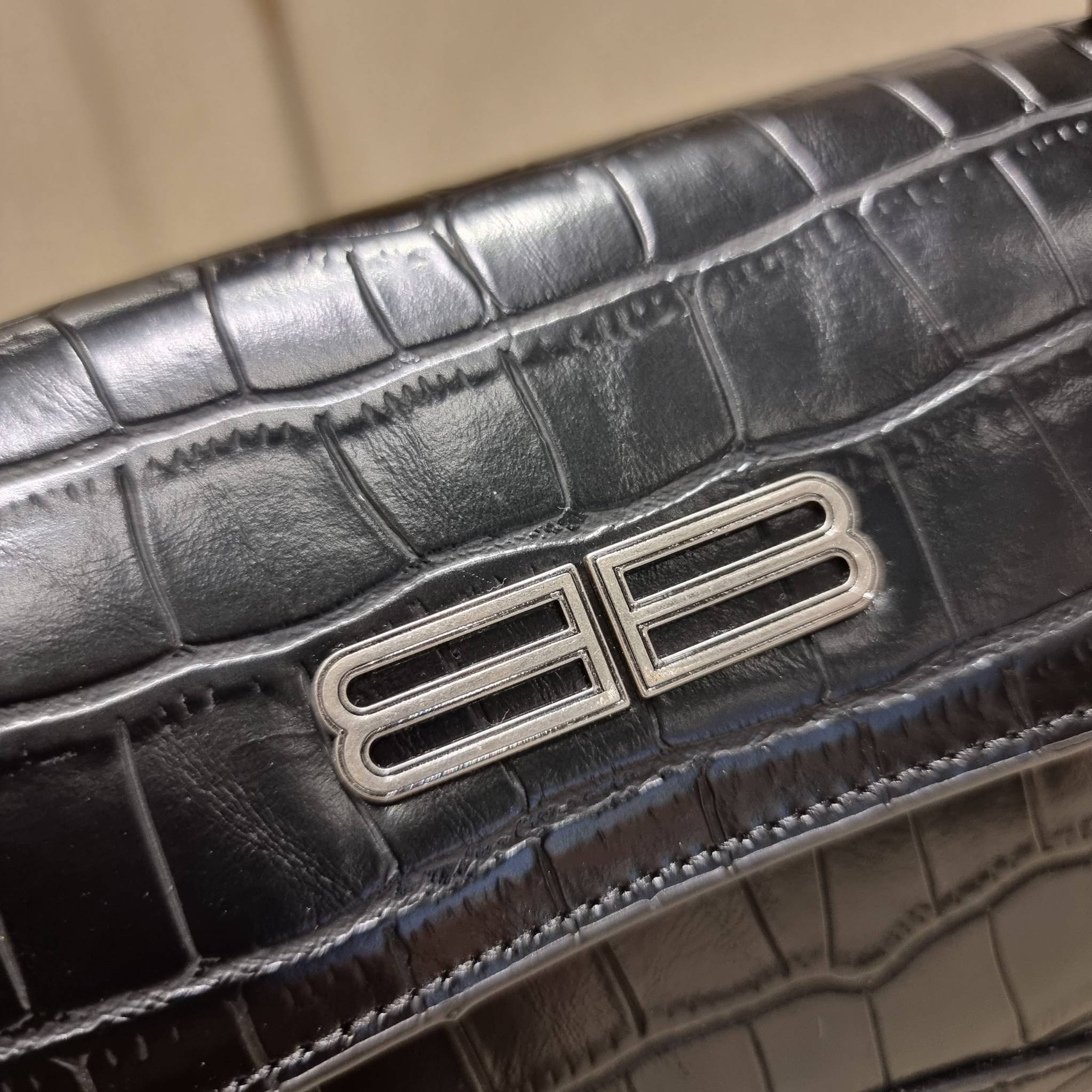 Balenciaga XX small flap bag กระเป๋าสะพายดีไซน์สวยเลิศ!! ไม่ซ้ำ เอกลักษณ์ที่โดดเด่นด้วยรูปทรง และขนาดที่กำลังเหมาะใช้งาน พร้อมดีไปหมด!! วัสดุหนังลายจระเข้ ขึ้นเงาคมชัด เปิด-ปิดด้วยกระดุมแม่เหล็ก ภายในกระเป๋าเป็นช่องโล่ง ใส่ของสำคัญจุกจิกพอได้ พกพาได้แบบไม