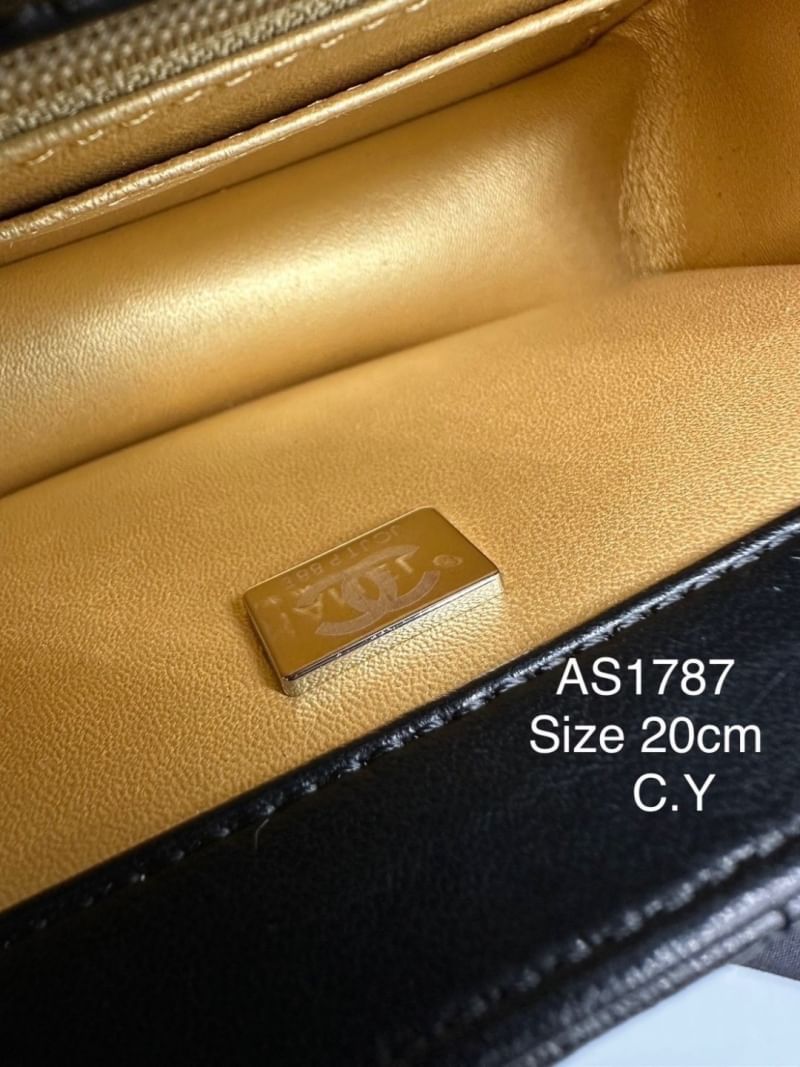 Chanel pearl crush mini flap bag กระเป๋าสะพายทรงคลาสสิก โดดเด่นด้วยอะไหล่ทรงมุกแต่งโลโก้แบรนด์ สวยหรู ดูแพง ผู้ดีมากๆ สะพายออกงานได้สวยๆเลย หรือจะสะพายไปทำงาน ไปเที่ยวก็เหมาะ จะซื้อเป็นของขวัญหรือใช้เอง ก็คุ้มค่าแน่นอนจ้า