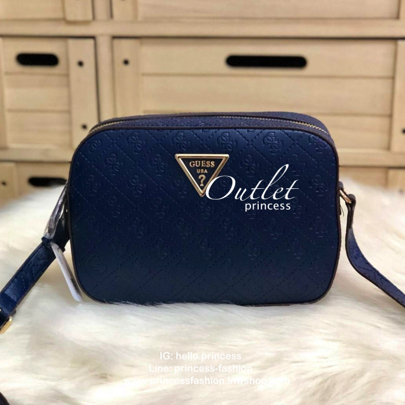 GUESS KAMRYN TOP ZIP CROSSBODY BAG กระเป๋าสะพายทรงน่ารัก จาก GUESS วัสดุหนัง pu ปั้มลายสวยอยู่ทรงขนาดกำลังดี น้ำหนักเบา ด้านหน้ามีโลโก้แบรนด์อะไหล่ทอง เปิดปิดด้วยซิปสะดวกใช้ ภายในมีโลโก้ และช่องเล็กใส่ของเป็นสัดส่วน สามารถใส่ไอแพดและกระเป๋าสตางค์ใบยาว และ