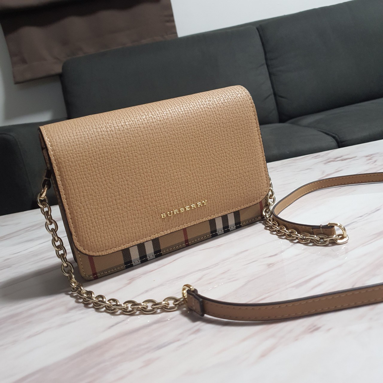 พรีเมี่ยมกิ๊ฟแท้ 100% 】BURBERRY CROSSBODY BAG กระเป๋าสะพายพรีเมี่ยมกิ๊ฟรุ่นใหม่ล่าสุด Limited จาก BURBERRY Perfume DutyFree ตัวกระเป๋าอยู่ทรงสวย วัสดุทำจากหนังสลับผ้าลายแบรนด์
