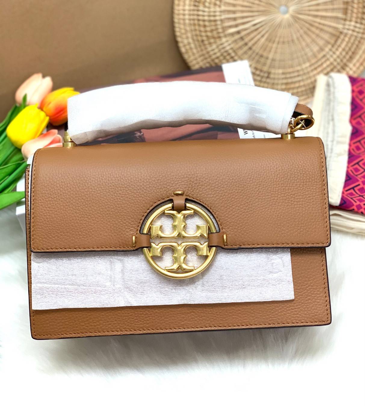 สวยจริงไม่จกตาจ้าา😘 TORY BURCH MILLER SHOULDER BAG BRAIDED STRAP LARGE ((81668)) พร้อมส่งที่ไทย! กระเป๋าหิ้วและสะพายไหล่ได้ในตัว หนังแท้ลายหนังสวยมากๆค่ะ ด้านหน้ามีอะไหล่โลโกแบรนด์ หรู สะพุดตาทีเดียว เปิดปิดกระเป๋าแบบฝาปิด ภายในมีช่องหลักใส่ของ2ช่