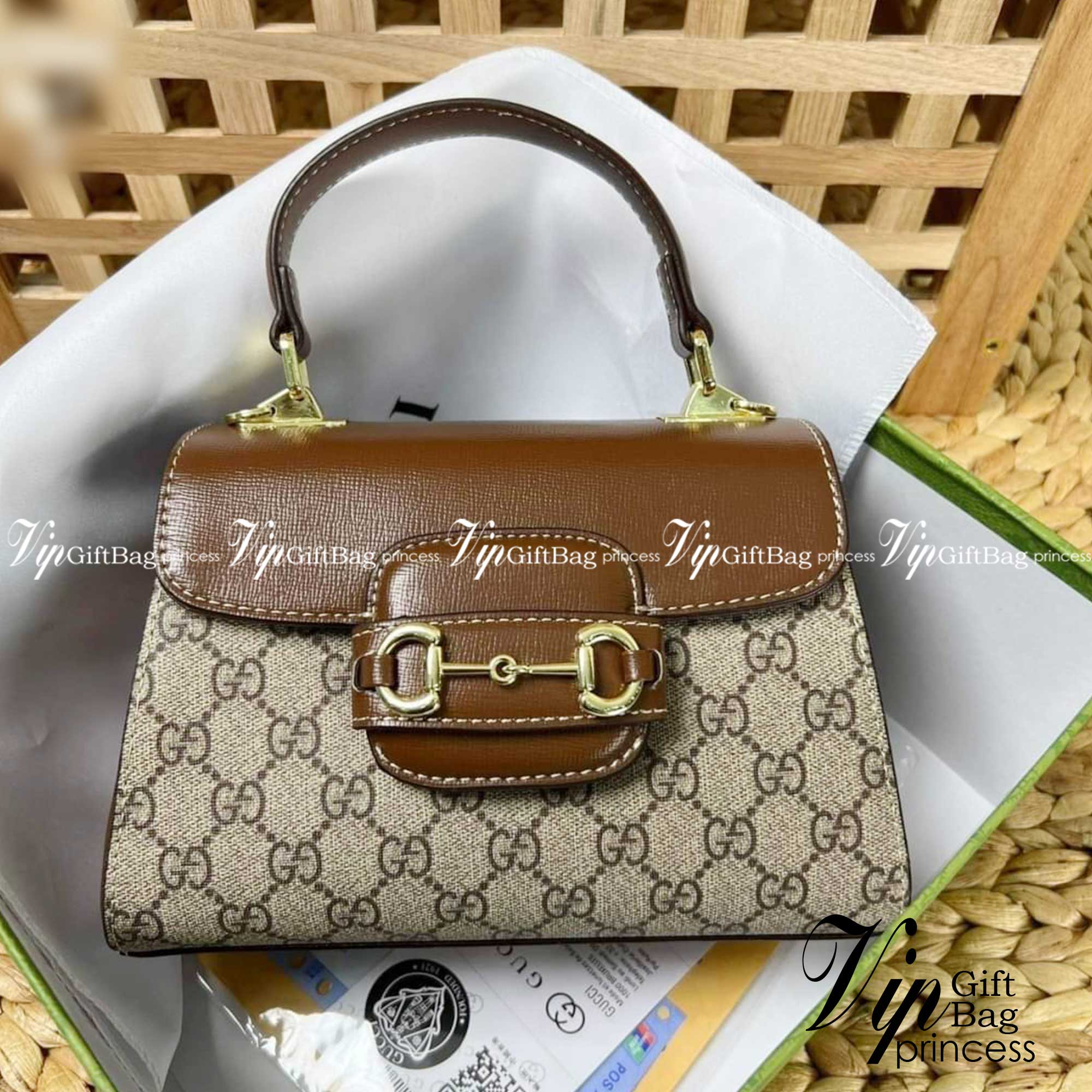 Gucci Horsebit 1955 mini bag / GG VINTAGE CROSSBODY BAG กระเป๋าสะพายข้าง สวยย้อนยุค ดีไซน์วินเทจแฝงความหรู เปิด-ปิดด้วยกระดุมแม่เหล็ก ภายในโล่งกว้าง แบ่งสัดส่วนไว้อย่างดี สายสะพายมีให้ 2 ถึงแบบ สลับใช้ได้ไม่มีเบื่อ แถมยังมีหูจับในตัว เข้าได้กับทุกลุค แมทช