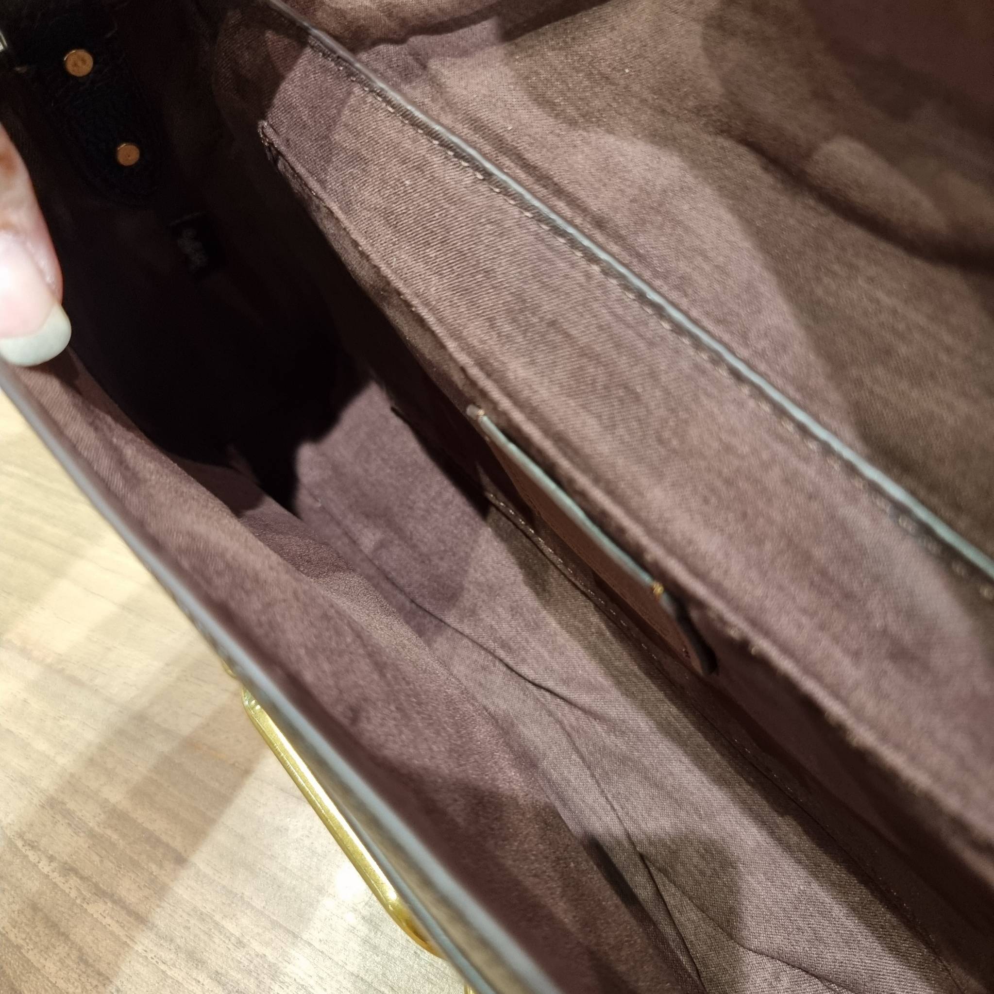 COACH SMALL JADE SHOULDER BAG [F91105,90782] กระเป๋าสะพายไหล่ ดีไซน์วินเทจย้อนยุค สวยคมชัด คลาสสิคใช้ได้ทุกลุค วัสดุหนัง pepble ทนทาน เปิด-ปิดด้วยฝาคาดโลโก้ พร้อมแถบแม่เหล็กในตัว รับรองแน่นหนา ด้านหลังมีช่องซิปให้ ภายในเป็นช่องโล่ง ขนาดกำลังดี ใช้งานง่าย 