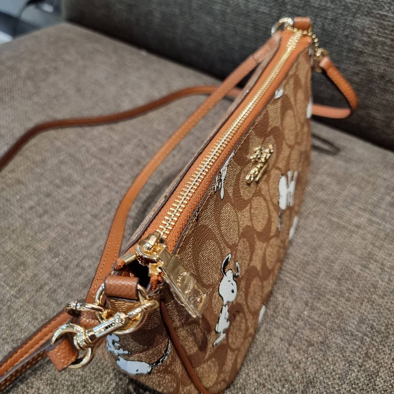 COACH F36674 TOP HANDLE POUCH IN SIGNATURE WITH SNOOPY PRINT คอลเลคชั่นใหม่ ในสไตล์พอช มาให้ช้อปก่อนใครในไทยจ้า น่ารักน่าใช้ไปอีกกับกระเป๋าสะพายทรงฮิตตลอดกาล ด้วยดีไซน์ที่ออกมาให้ใช้งานได้ง่าย ขนาดกำลังเหมาะ วัสดุแคนวาสทนทาน ดีไปหมดขนาดนี้!! คุณลูกค้าถึงส