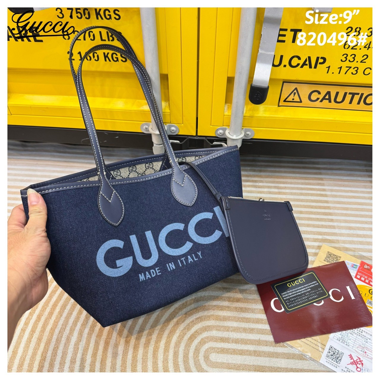 GUCCI Totissima reversible tote bag กระเป๋าสะพายทรงโท้ทเดนิม ใหม่ล่าสุด กลับด้านใช้ได้ 2 ด้านสวยเริ่ดมากๆ ด้านเดนิมสีเข้มพิมพ์ชื่อแบรนด์สวยโดดเด่น อีกด้านลายโมโนแกรมเต็มใบ ปรับใช้งานได้ไม่มีเบื่อ