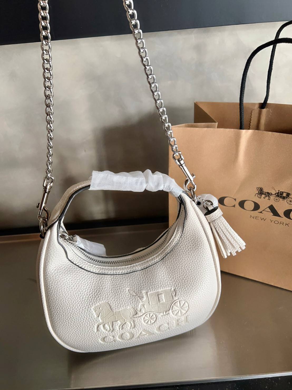 COACH CARMEN MINI CROSSBODY BAG กระเป๋ารูปทรงพระจันทร์โค้งมน น่ารักน่าใช้มากๆ!! เกรดท็อปออริ เกรดดีสุด สลับแท้ 1:1 ใช้ต่างประเทศได้