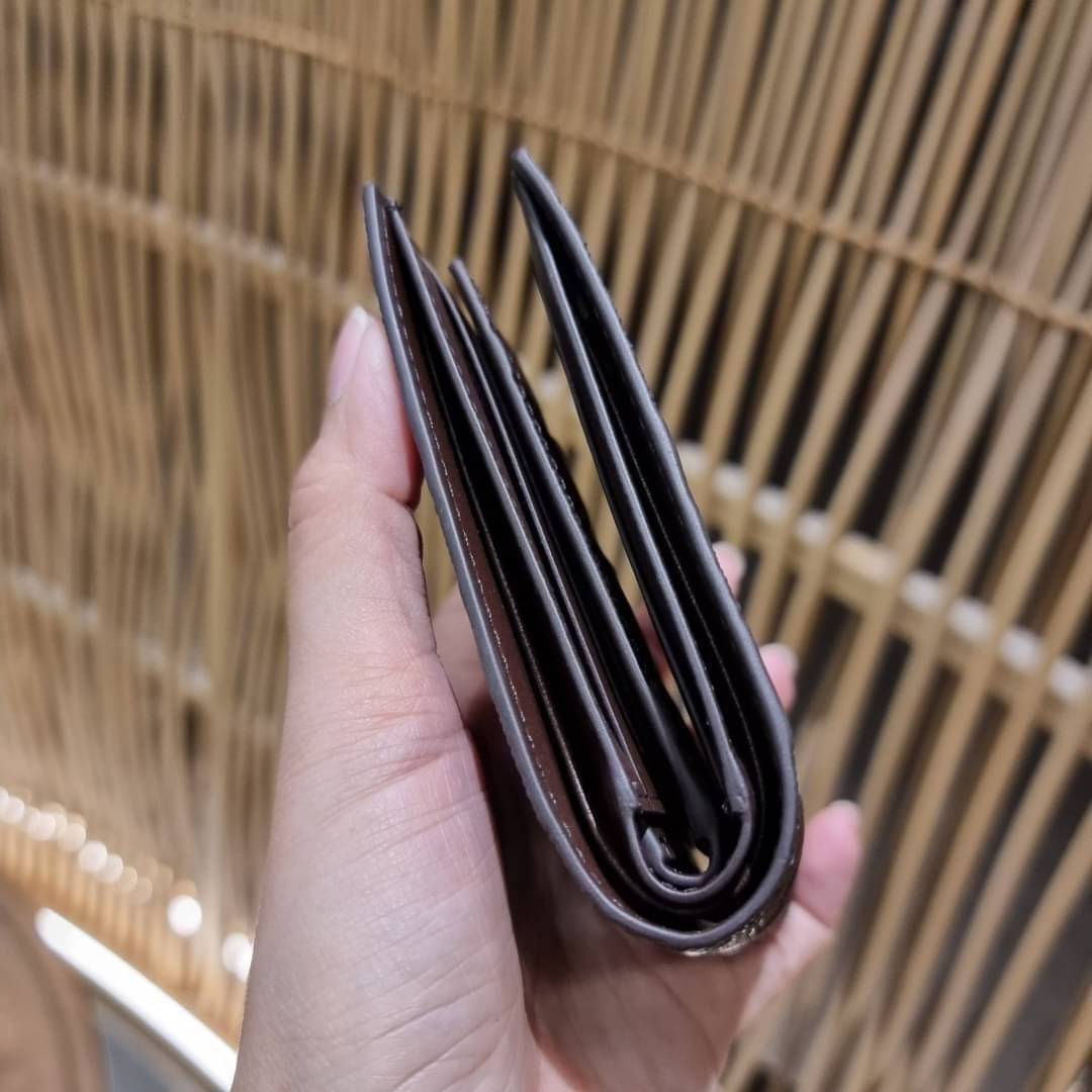COACH 75371 COMPACT ID WALLET IN SIGNATURE CROSSGRAIN LEATHER กระเป๋าสตางค์ผู้ชาย ลาย c นูนเต็มใบ หนัง crossgrain อีกรุ่นที่ยอดขายไม่เคยตก 🤑🤑 ใบจริงดูผู้ดี ดูแพง!! ภายในมีช่องใส่บัตรได้เยอะ ใส่ธนบัตรได้ทุกใบ ซื้อให้คุณหนุ่มๆรับรองประทับใจไ
