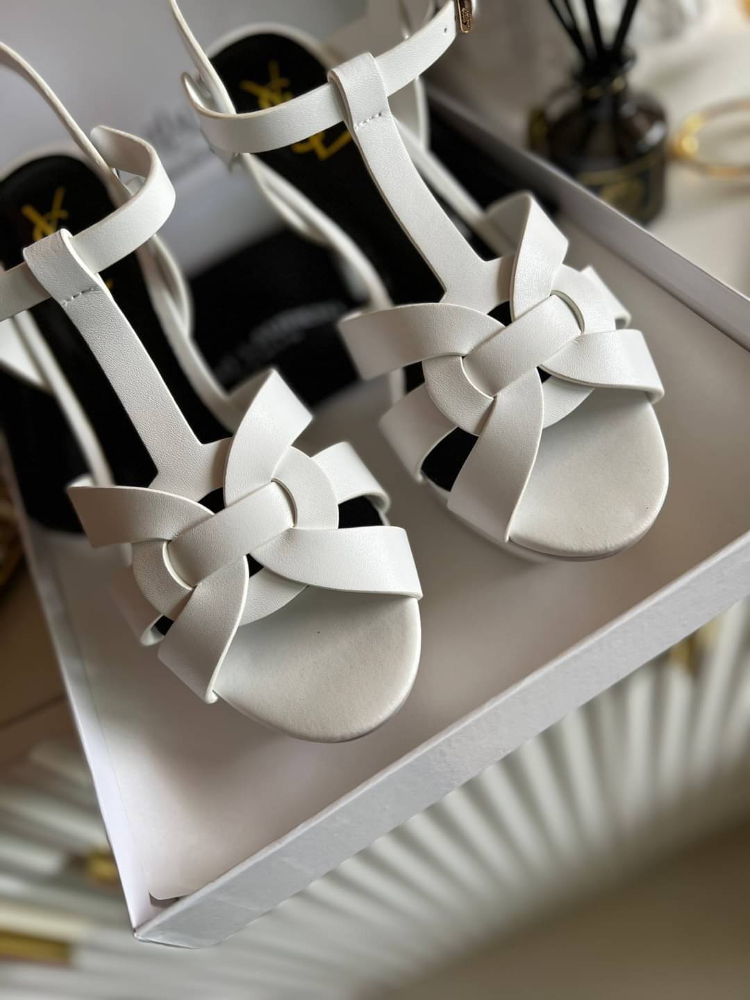 YSL TRIBUTE HEEL / SAINT LAURENT TRIBUTE HEEL / YSL HIGH HEEL เกรดออริจินอล รองเท้าส้นสูงแบรนด์หรู ที่สาวๆ ทุกคนควรมี ไว้ออกงานหรือใส่ทำงานได้ คู่นี้คือปังได้ตลอดกาล เพิ่มความสูงเพรียว สวยหรูมากค่ะ