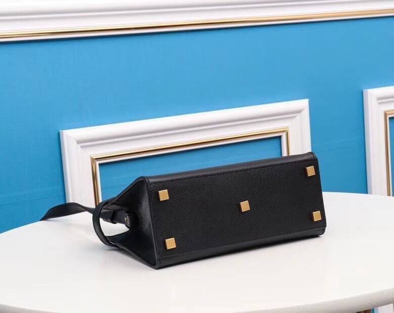 SAINT LAURENT MANHATTAN NANO SHOPPING BAG IN BOX ไม่เคยผิดหวังจริงๆ!! กับรุ่นที่สาวๆรู้กัน ดีไซน์เรียบหรู โดดเด่นด้วยโลโก้ด้านหน้า เพิ่มดีเทลความผู้ดี วัสดุหนังแท้ทนทาน สวยทุกมุม!! แนะนำห้ามพลาดเลยจ้า!!