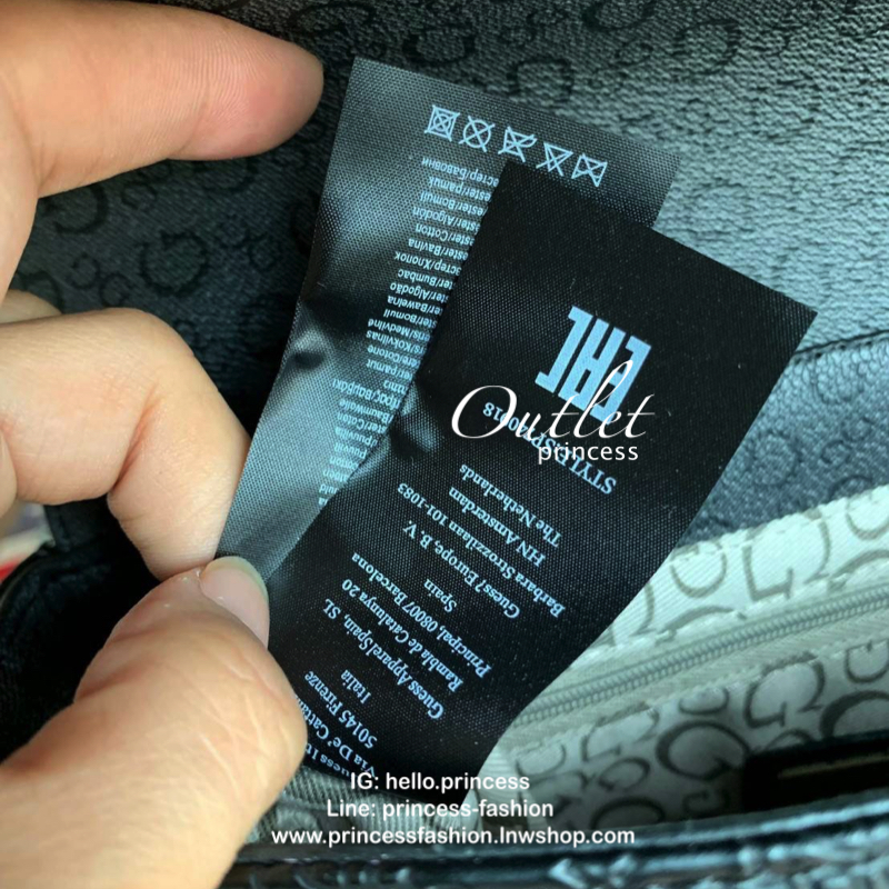 GUESS LOGO EMBOSSED CROSSBODY BAG กระเป๋าสะพายไหล่หรือสะพายข้าง สายสะพายปรับความยาวได้ เปิดปิดด้วยกระดุมแม่เหล็ก ตัวกระเป๋าปั้มลายG เป็นsignatureรอบใบ ดูมีดีเทล ภายในบุผ้าลายG มีช่องซิปและช่องเล็กเป็นสัดส่วน ใส่กระเป๋าสตางค์ยาวหรือของจุกจิก อื่นๆได้ สวยทั