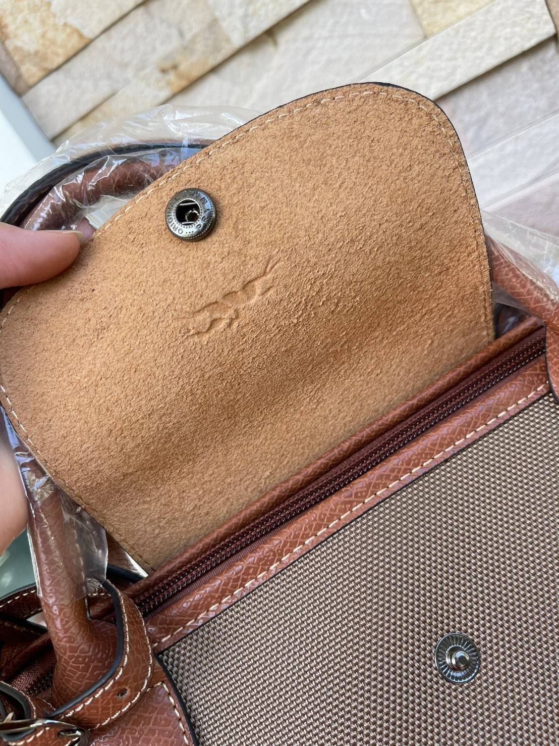 LONGCHAMP BOXFORD TRAVEL BAG L กระเป๋าเดินทางขนาดใหญ่ มาพร้อมสายสะพายที่สามารถถอดได้ ให้คุณเลือกสะพายไหล่หรือถือได้ มีซิปรูดเปิดปิดกระเป๋าที่ให้คุณมั่นใจได้ว่าคุณจัดเก็บไอเท็มของคุณได้อย่างมิดชิด บ็อคฟอร์ด (BOXFORD) สะท้อนความเป็นเอกลักษณ์ของแบรนด์ที่เปี่