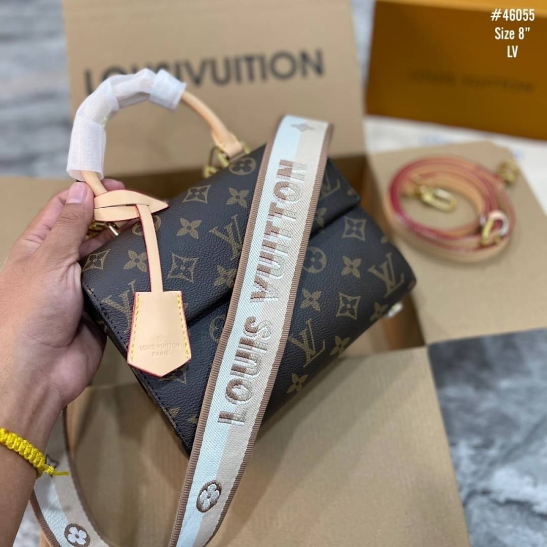 LV Cluny Mini Bag Monogram canvas กระเป๋าถือใบเล็กแสนน่ารัก ลายโมโนแกรม หนังแคนวาสสุดไอคอนิก พร้อมสายสะพาย 2 เส้น สายหนังและสายสปอร์ต ปรับใช้งานได้ไม่มีเบื่อเอาอยู่ทุกลุค