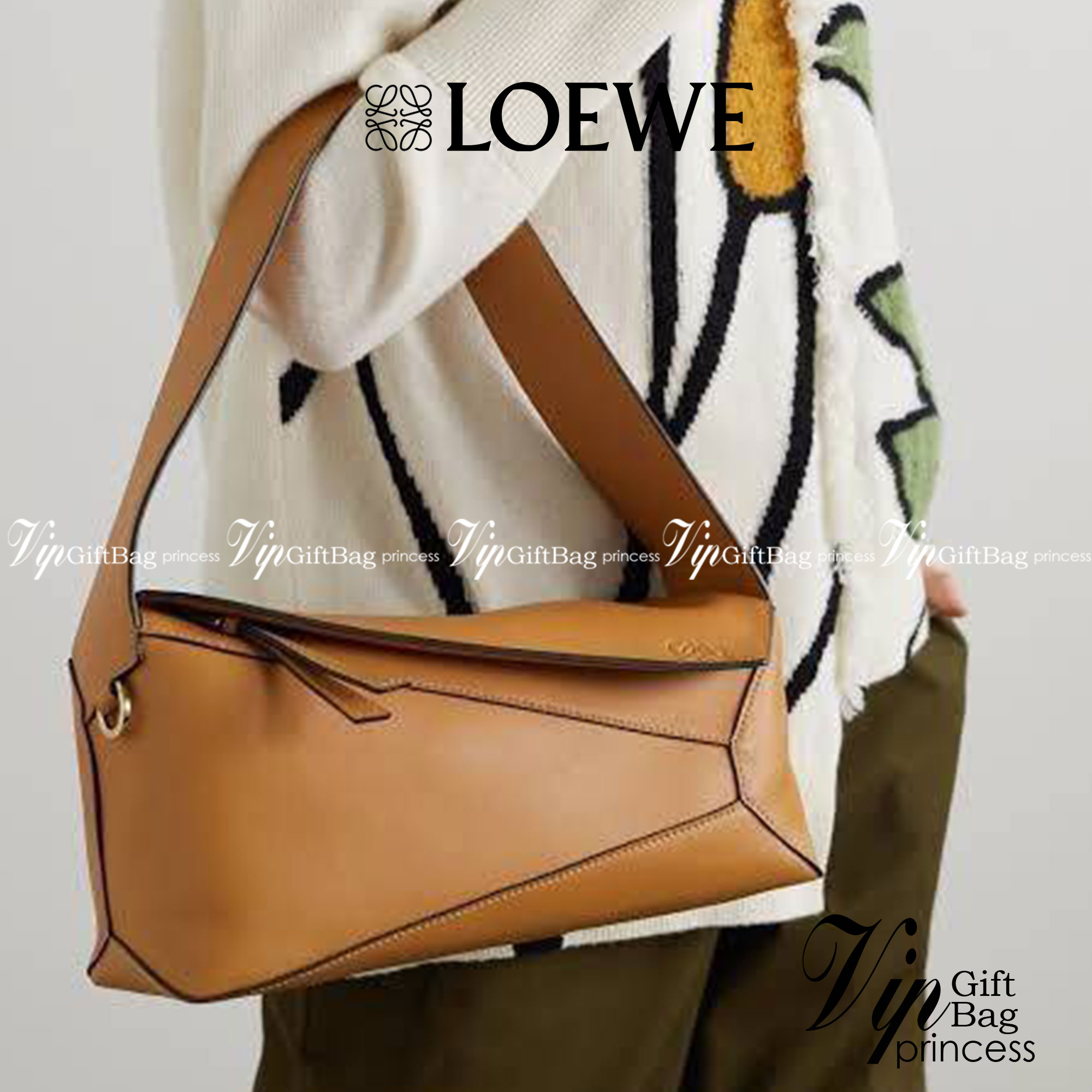 Loewe Puzzle Hobo bag กระเป๋ารุ่น Puzzle มีความพิเศษในหลายด้าน ไม่ว่าจะเป็นรูปทรงที่แปลกใหม่ มินิมอลด้วยโลโก้อนาแกรมแบบประทับ ดูหรู เป็นกระเป๋า Unisex ที่ไม่ว่าคุณจะเป็นผู้หญิงหรือผู้ชายก็ใช้งานได้ ลายกระเป๋าได้มาจากการนำหนังมาเย็บต่อกันทั้งหมด ถึงแม้ว่าข