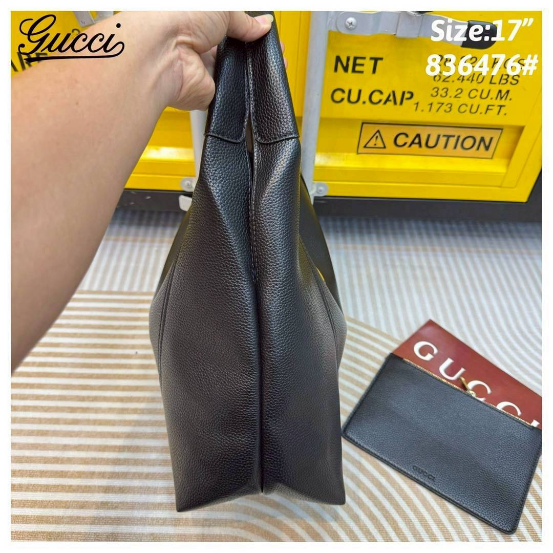 Gucci Softbit maxi shoulder bag กระเป๋าทรงโฮโบโฉมใหม่ใบใหญ่ อะไหล่เป็นเอกลักษณ์ของแบรนด์ในรูปแบบ Horsebit ครึ่งรูปขนาดใหญ่ หรูหราและใช้งานสะดวก รูปทรงสไตล์สบายๆ หนังลายเกรนสวยหรูนุ่มนวลพร้อมเท็กเจอร์อันโดดเด่น