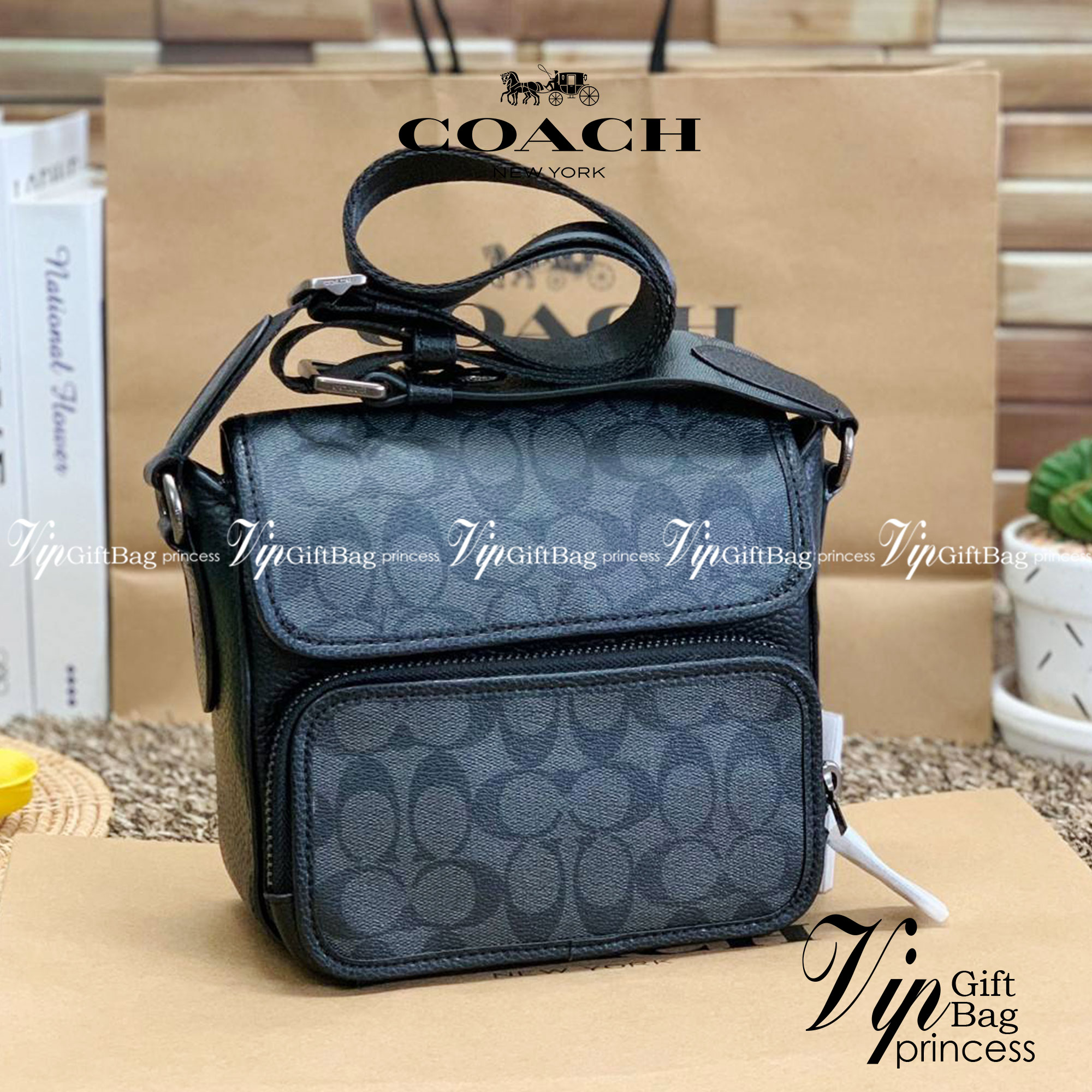 COACH SULLIVAN FLAP CROSSBODY IN SIGNATURE ((C9870)) ความเท๋ ความหล่อ ยกให้รุ่นนี้เลยค่าา พร้อมส่งก่อนใคร! ทรง สวยเก๋ กระเป๋าสะพายแบบครอสบอดี้ร์ของคุณผู้ชายเค้าเลยค่ะ หนังแท้2แบบสวยงาม น่าใช้มากๆ