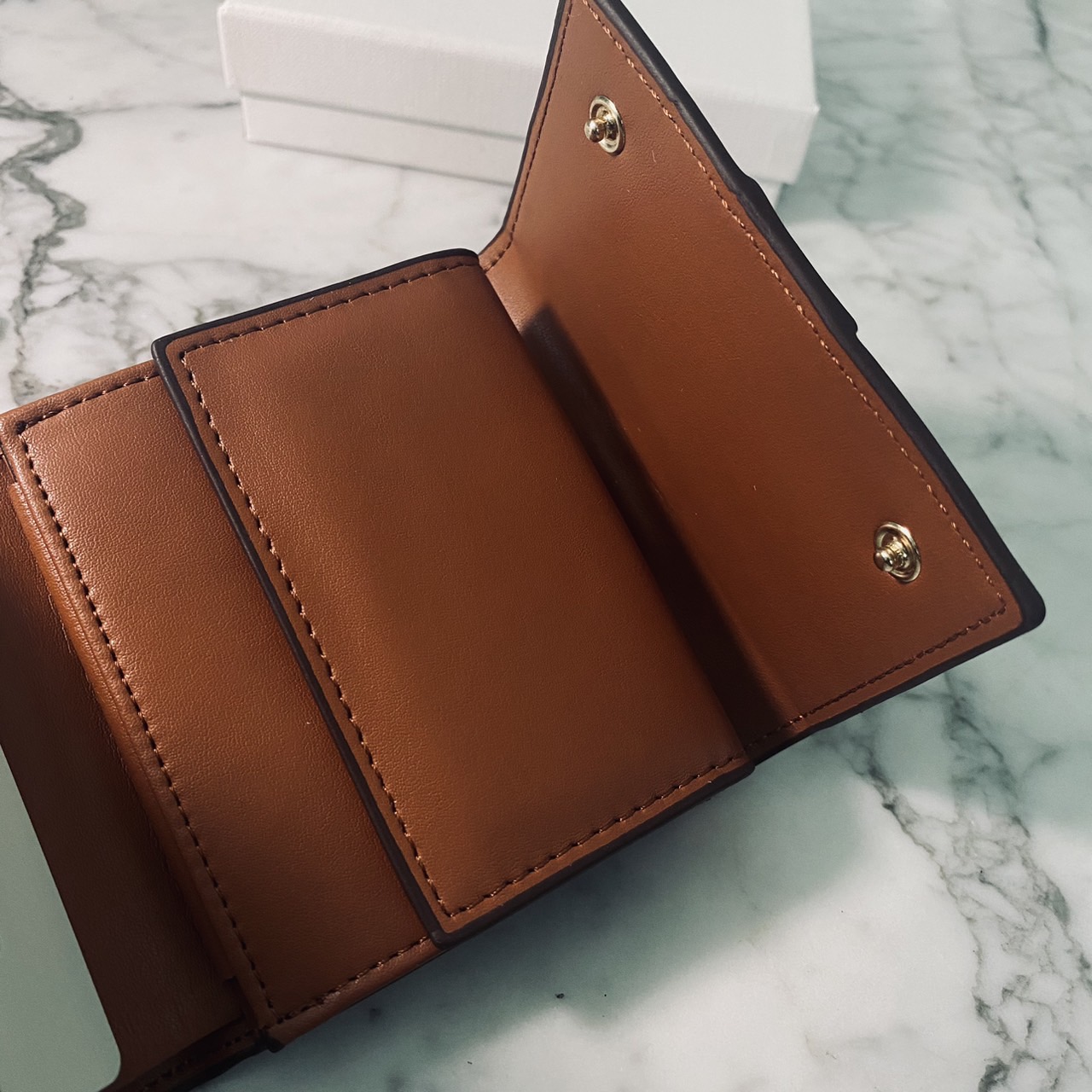 CELINE TRIFOLD WALLET กระเป๋าสตางค์ 3 พับ พร้อมสายสะพายโซ่ crossbody สะพายไหล่ได้ เริ่ดเว่อร์! ไอเท็มสุดฮอต exclusive ดีไซน์สุดคลาสสิค วินเทจ เรียบง่ายแต่หรูหรา