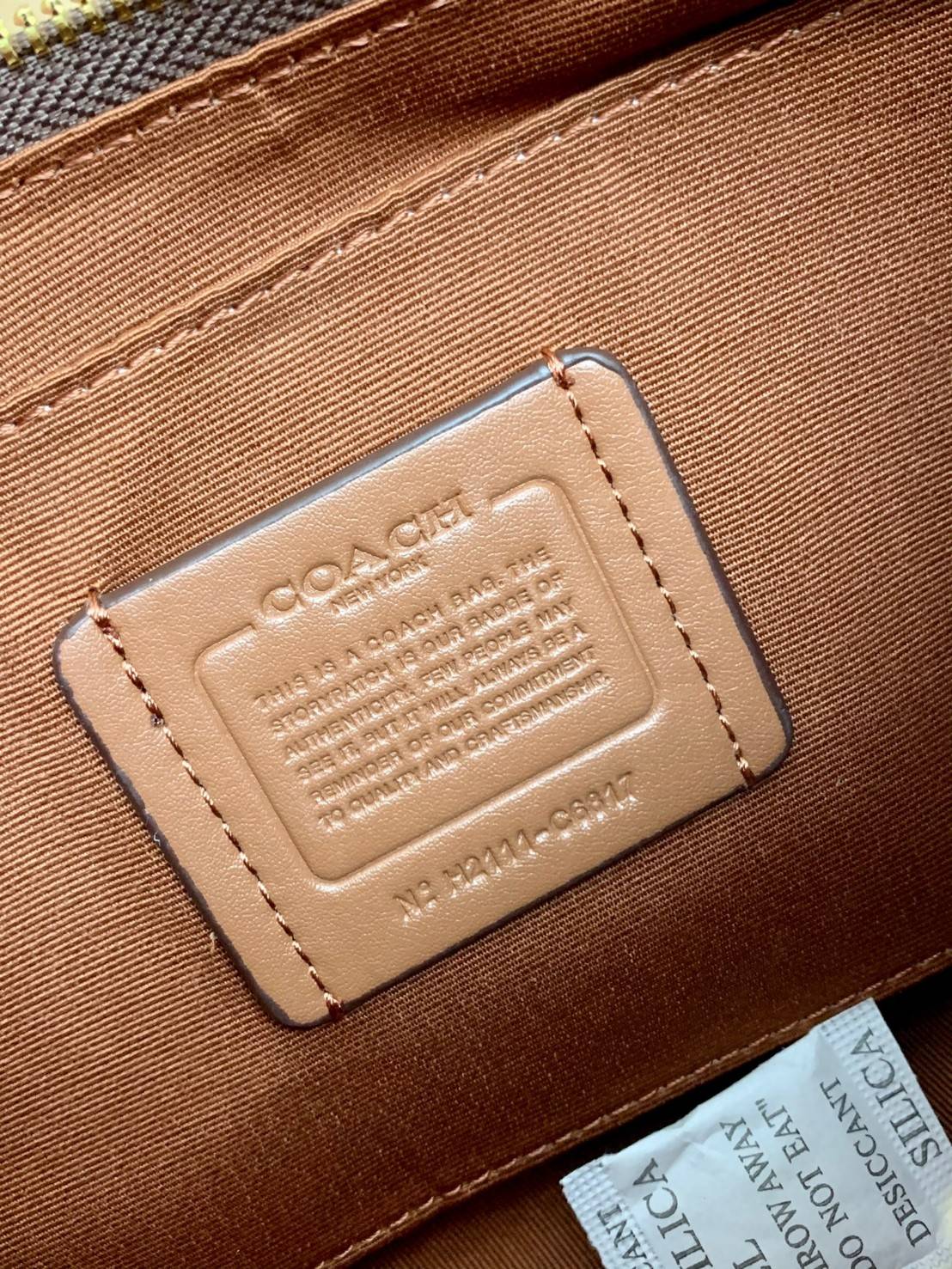 NEW ARRIVAL! นาทีนี้ต้องมีแล้วค่ะ ต้อนรับหน้าหนาวกันน! COACH JES BAGUETTE IN SIGNATURE CANVAS WITH COACH RADIAL RAINBOW ((C6817)) พร้อมส่งที่ไทย สิคค้าเข้าใหม่ค่ะ! กระเป๋าสะพายครอสบอดี้ร์ หนังแท้ น้ำหนักเบา เปิดปิดกระเป๋าแบบซิป ภายในสามารถใส่กระเป๋าเงินใบ