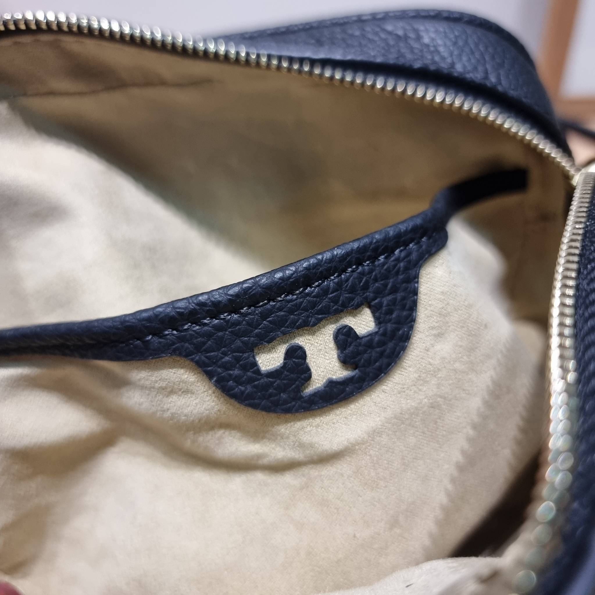 TORY BURCH MCGRAW CAMERA BAG ใหม่จากคอลเลคชั่นสุดคลาสสิค กับกระเป๋าสะพายข้าง ทรงกล่องไซส์กะทัดรัด น้ำหนักเบา ใช้งานง่ายด้วยซิปรูดเปิดปิด แมทช์ได้กับทุกสไตล์การแต่งตัว