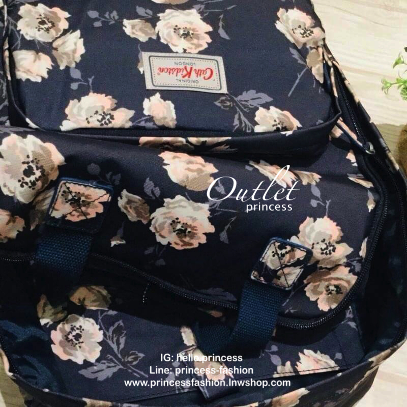 Cath Kidston Backpack Bag กระเป๋าเป้สไตล์วินเทจรุ่นสุดฮิต เป็นอีกรุ่นที่สาวๆถามถึงกันเยอะค่ะ วัสดุ Canvas เคลือบ PVC กันน้ำสามารถเช็ดทำความสะอาดได้ง่าย น้ำหนักเบา เปิดปิดกระเป๋าด้วยซิปสะดวกใช้ พร้อมช่องซิปด้านหน้ากระเป๋าอีกหนึ่งช่องใช้งาน ด้านในโล่งกว้างม