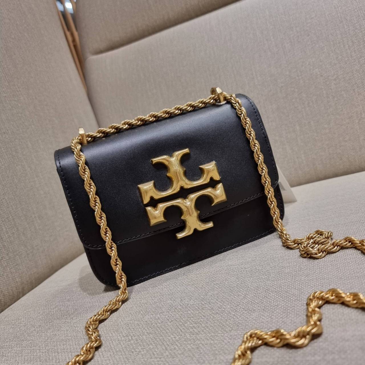 TORY BURCH ELEANOR SMALL CONVERTIBLE SHOULDER BAG ฮอตไอเท็ม รุ่นนี้ขายดีขายหมด คัมแบค!! สวยหรู คุณหนู ผู้ดี!! หายากมากที่สุด!! กระเป๋าสะพายข้าง ดีไซน์อยู่ทรง ขนาดกำลังสะดวกใช้สำหรับสาว วัสดุหนังแท้เต็มใบ สีทูโทน เปิด-ปิดด้วยแถบแม่เหล็ก ภายในแบ่งสัดส่วนได้