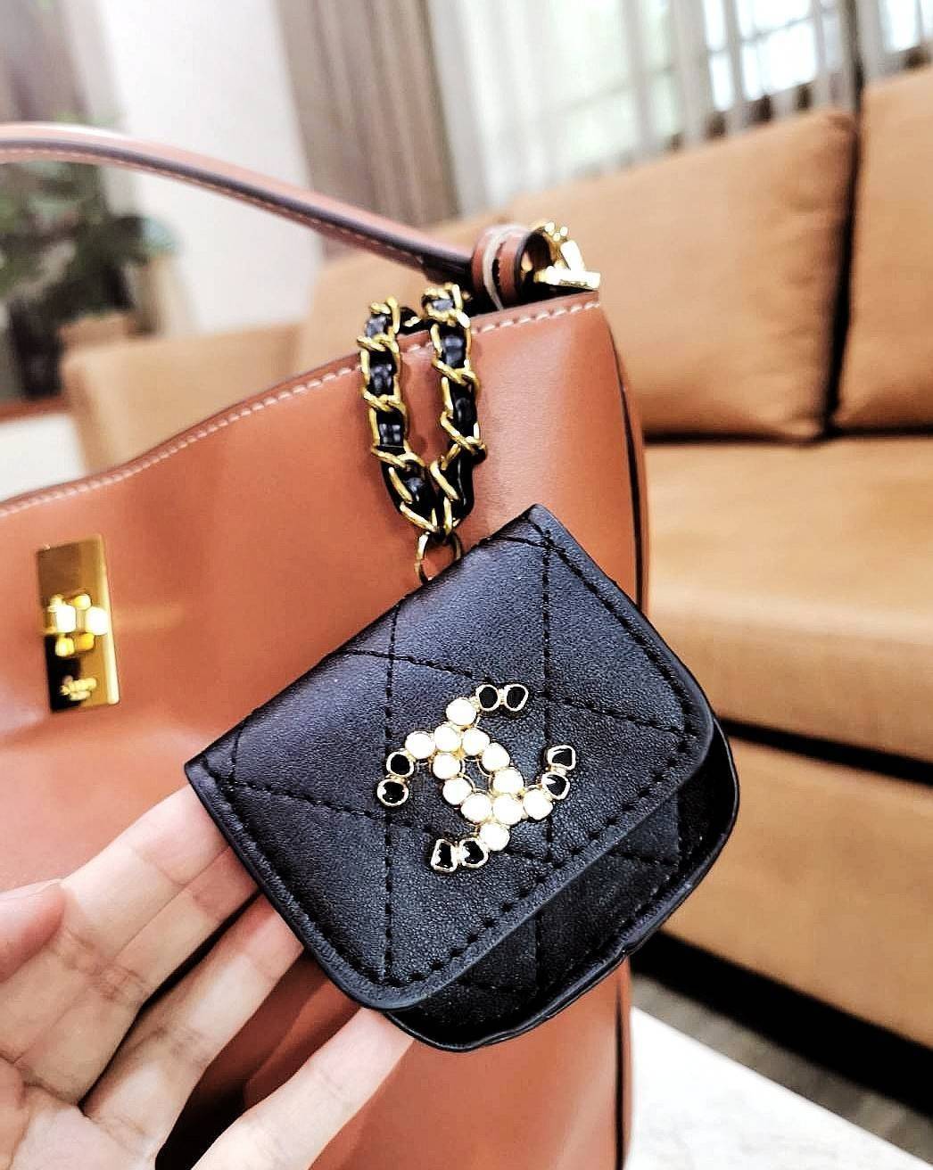 CHANEL QUILTED CRYSTAL CC MINI BAG VIP ไอเท็มแนะนำน่ารักสุดๆวัสดุหนังเรียบสีดำด้านหน้าประดับโลโก้แบรนด์เปิดปิดด้วยฝาปิดกระดุมแม่เหล็กอะไหล่ทองสวยดูดีมาพร้อมสายโซ่ร้อยหนังสามารถใช้คล้องกระเป๋า พวงกุญแจ เข็มขัดได้ ใส่ Airpods เหรียญ หรือกุญแจได้ น่ารักน่าใช