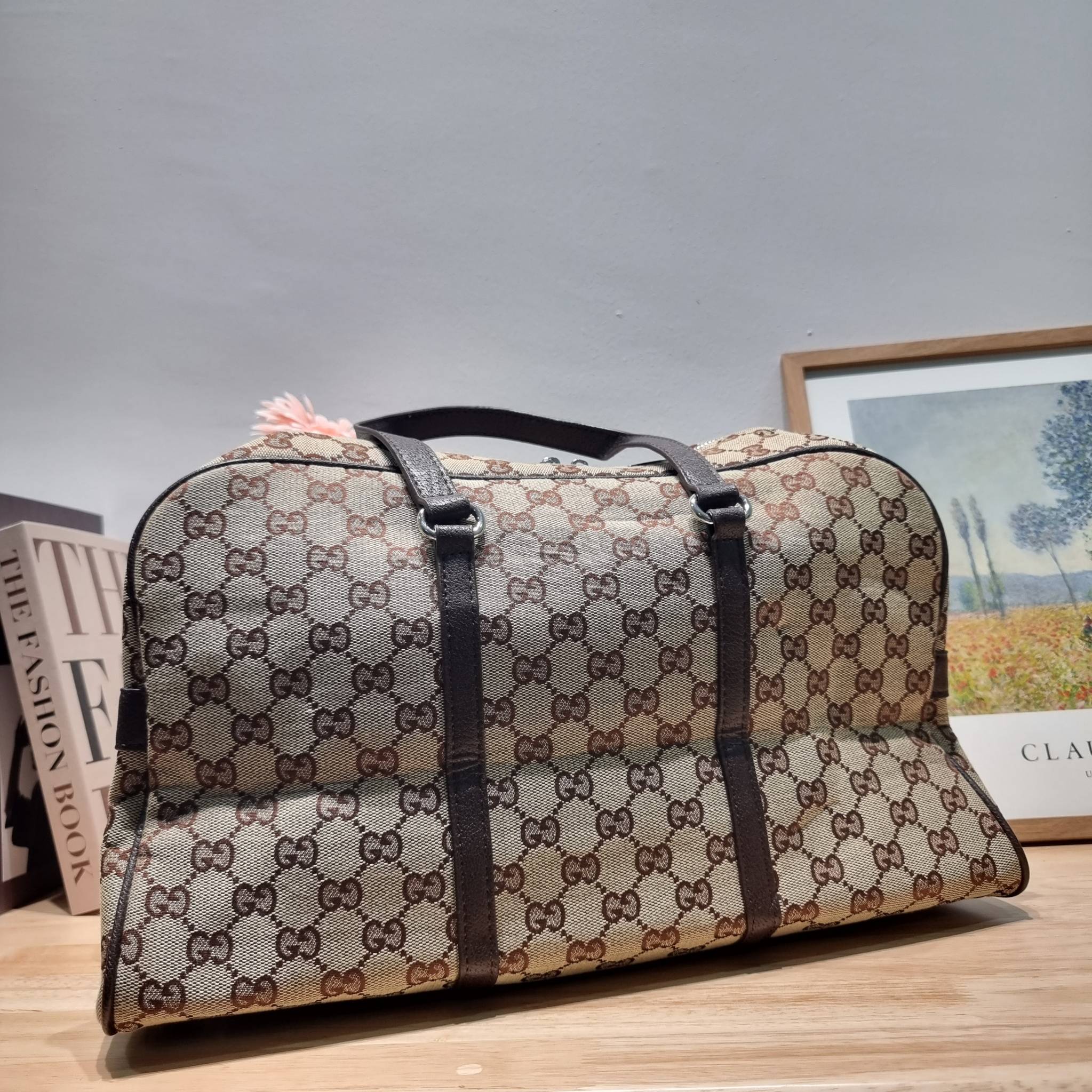GUCCI Monogram Boston Duffle Bag / Gucci boston travel bag ใหม่ไปเลยกับกระเป๋าเดินทาง เตรียมความพร้อมสำหรับทริปเที่ยวช่วงสิ้นปี!! ดีไซน์เรียบง่าย แฝงความคลาสสิค ที่ใช้ได้ทั้งชายและหญิง วัสดุผ้าแคนวาสทนทาน
