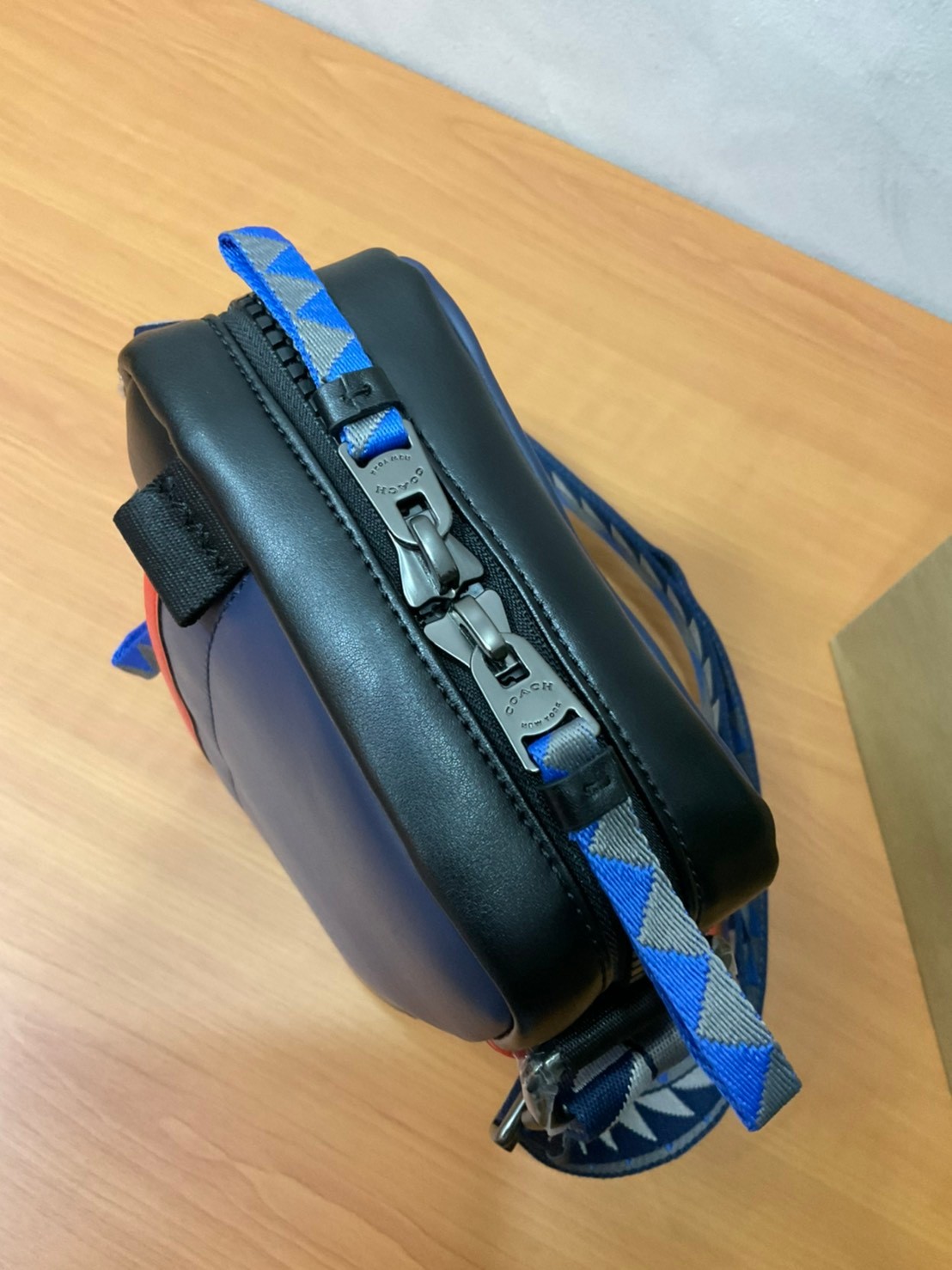 COACH NORTH/SOUTH EDGE CROSSBODY (COACH 5626) IN SIGNATURE CANVAS (COACH 6788) กระเป๋าสะพายผู้ชาย กระเป๋าสะพายรุ่นใหม่ ชนช็อป (!!)รุ่นหายาก สี COBALT MULTI วัสดุทำจาก หนังลูกวัวแท้ เนื้อเรียบ พิมพ์ลาย ขนาดกำลังดี