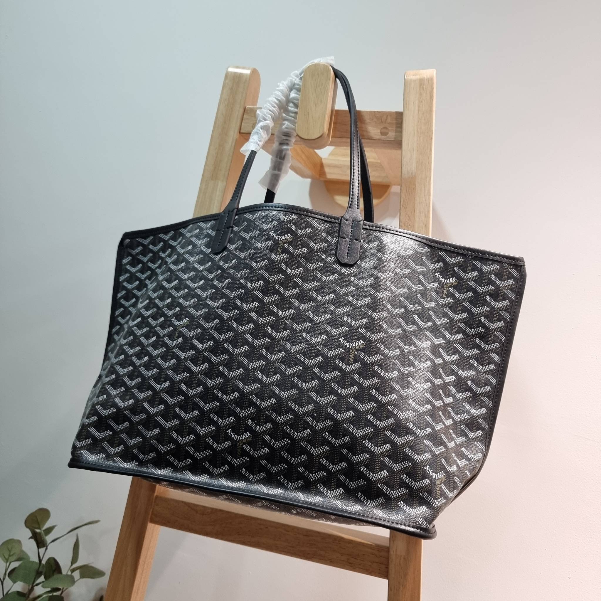 GOYARD ANJOU REVERSIBLE TOTE กระเป๋าสะพายทรงโท้ท ใบใหญ่จุใจ!! กลับด้านใช้ได้ทั้ง 2 ด้าน มาครบสีขายดี เลิศทุกสี รูปทรงคลาสสิค ดีไซน์เป็นเอกลักษณ์ ใช้งานได้หลากหลาย