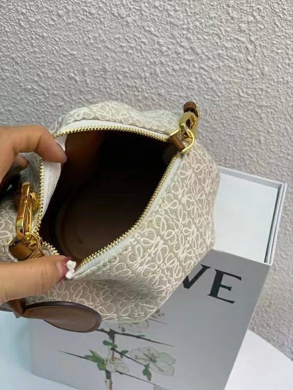 LOEWE Mini Canvas Anagram Jacquard Elephant Bag คอลเลคชั่นใหม่ล่าสุด น้องช้างไซส์มินิน่ารักมากมาย งานแบรนด์หรูจากประเทศสเปน โลเอเว่ (LOEWE) กระเป๋ารูปทรงช้างเป็นเหมือนหนึ่งในซิกเนเจอร์ของแบรนด์ ดีไซน์คงเอกลักษณ์วัสดุ Anagram Canvas Jacquard Fabric ผสมผสาน