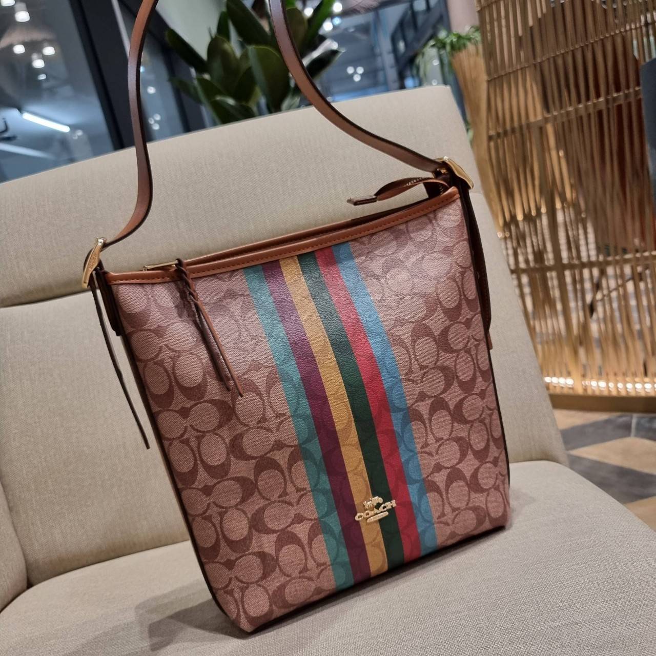 COACH C5641 VAL DUFFLE IN SIGNATURE CANVAS WITH STRIPE ใหม่ล่าสุด กระเป๋าทรงดัฟเฟิล คอลเลคชั่นยอดฮิต สวยโดดเด่น ทรงกระเป๋าไม่ซ้ำใคร แถมยังใส่ของได้จุใจไปอีก วัสดุหนังแคนวาสคุณภาพดี สลับหนังแท้ ด้านหลังมีช่องซิป กระเป๋ามีช่องซิปหลัก ภายในโล่งกว้าง สายสะพาย