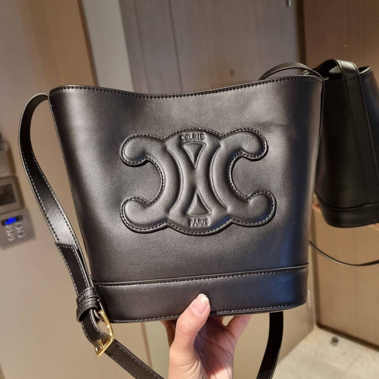 VIP 】CELINE BUCKET BAG CUIR TRIOMPHE คอลเลคชั่นใหม่ ฮิตข้ามปี กับกระเป๋าสะพายทรงถัง ใช้งานง่ายที่สุด สายสะพายในตัว ปรับใช้ได้เลย วัสดุหนังวัว เรียบหรู ผู้ดีไปอีก โดดเด่นด้วยโลโก้เอกลักษณ์ มีกระดุมปิดที่ปากกระเป๋า ภายในโล่งกว้าง ใส่ของแบบจุๆไปเลย เป็นรุ่นท