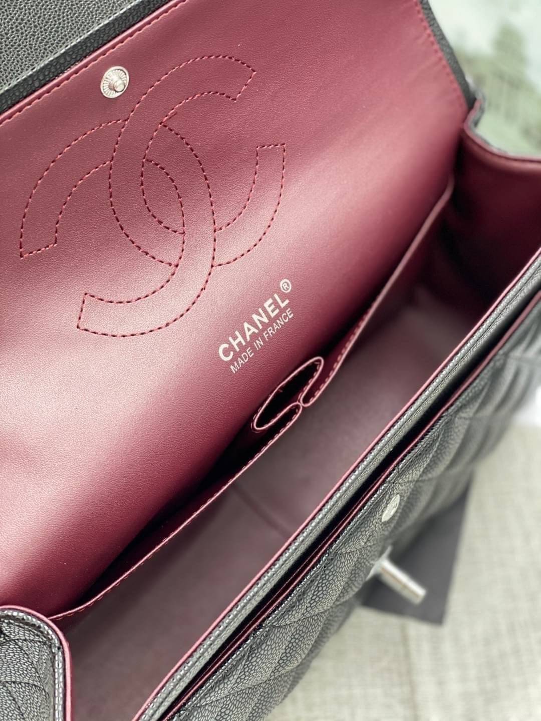 หนังแท้ CHANEL LARGE CLASSIC JUMBO HANDBAG 30cm พร้อมส่งที่ไทย Lambskin & Grained Calfskin กระเป๋าสะพายคลาสสิกใบใหญ่ หนังแท้และโลหะสีทอง/สีเงิน ภาพสินค้าถ่ายจากงานขายจริง ใช้งานต่างประเทศได้