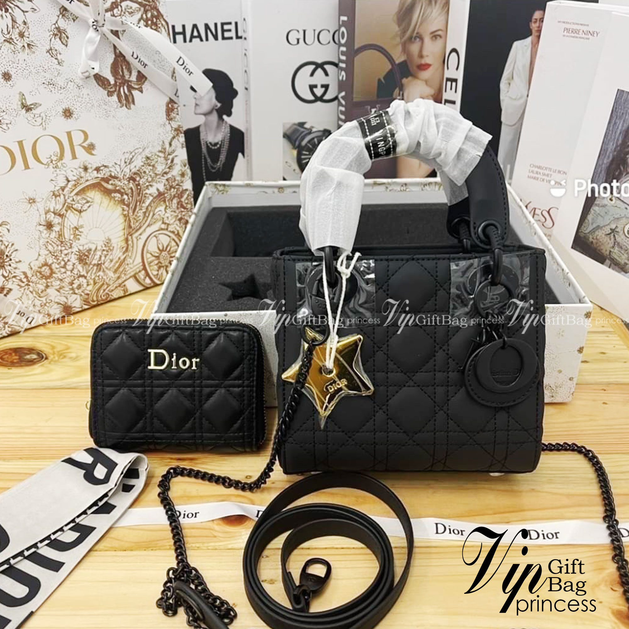 DIOR SET BAG / DIOR CD LADY BAG / CD LIMITED EDITION GIFT BOX WITH GOLD STAR BOUTIQUE SET พร้อมเสิร์ฟครบชุด น่ารักมากค่ะ ดีไซน์เรียบง่าย แต่แฝงไปด้วยความหรูหรา ทรงกล่องคลาสสิค