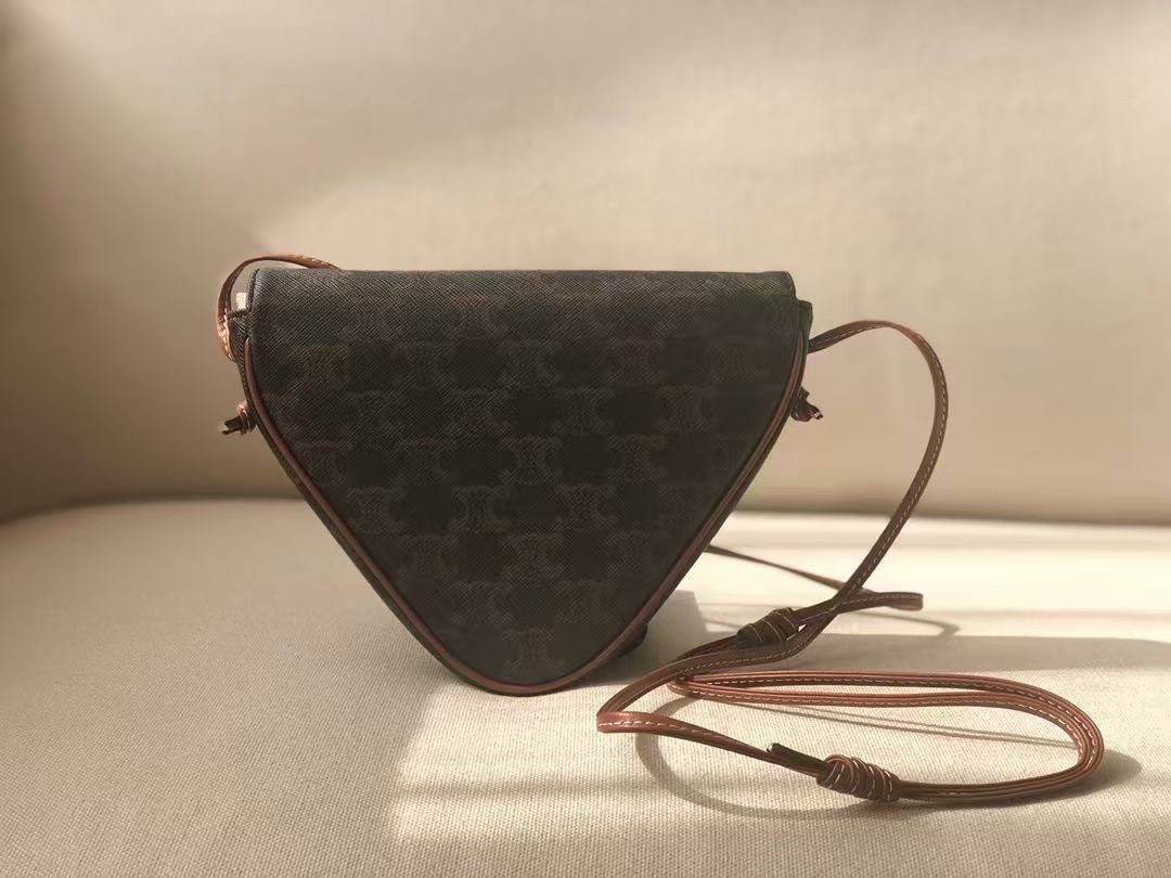 พรีเมี่ยมกิ๊ฟแท้ 100% 】พร้อมส่งที่นี่ที่เดียว VIP gift CELINE IN TRIOMPHE CANVAS TRIANGLE BAG หนังแท้