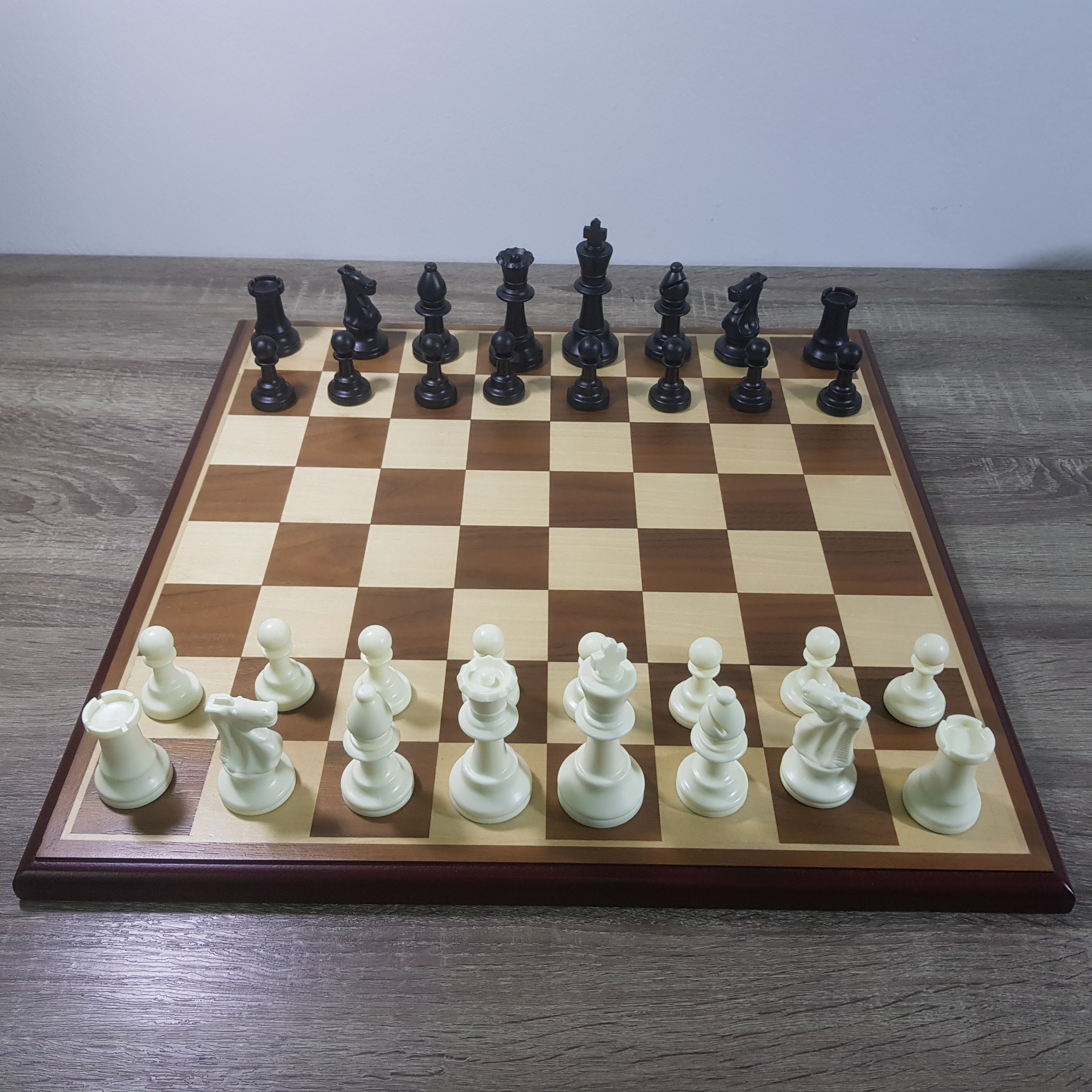 ชุดหมารกุกสากลกระดานไม้ช่องน้ำตาลขนาด5x5cm.พร้อมตัวเรซิ่นขนาดมาตรฐาน