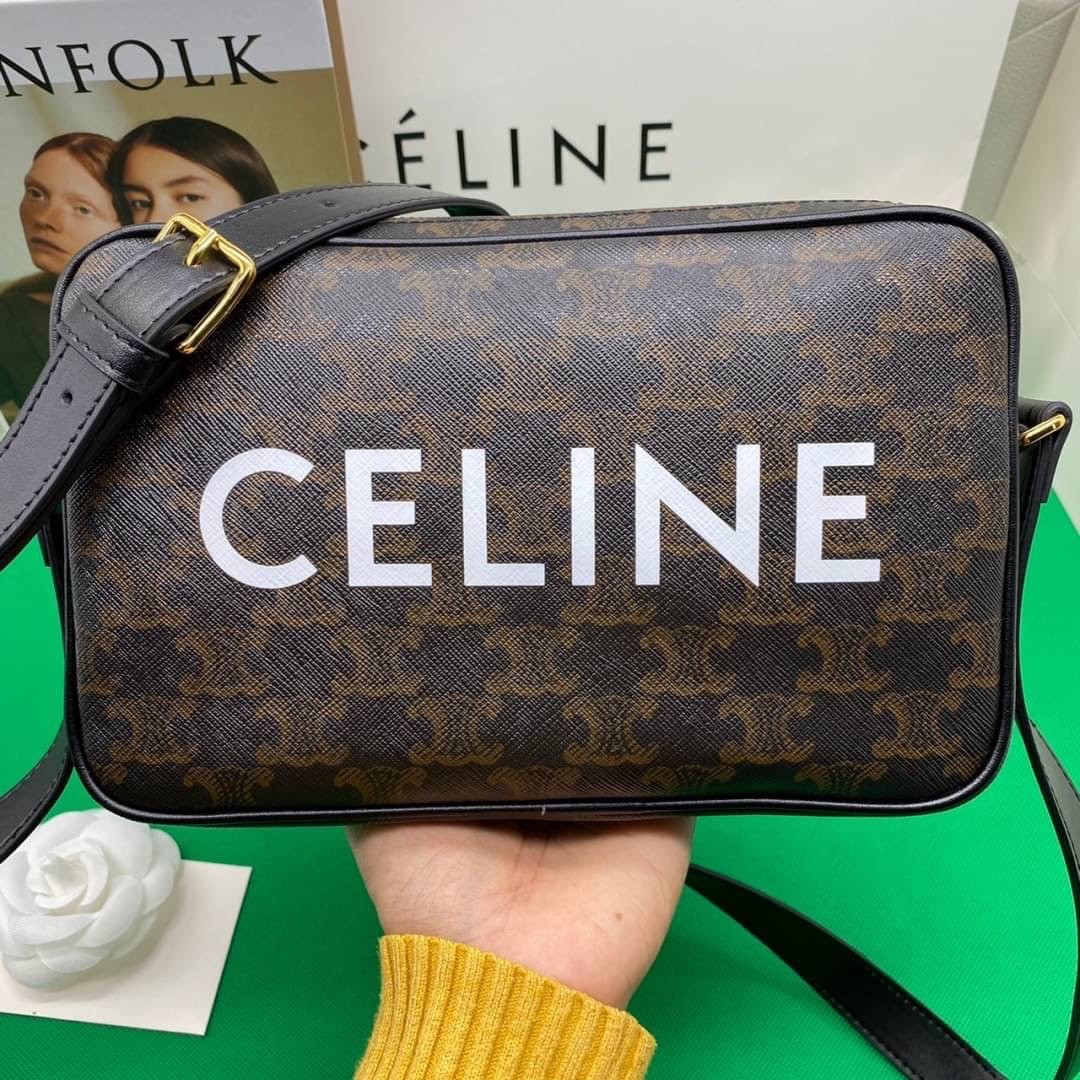 หนังแท้ CELINE Medium Messenger Bag In Triomphe Canvas With Celine Print In Black กระเป๋าทรงครอสบอดี้ วัสดุหนังแท้ทั้งใบ ขนาดกลางกำลังดี น้ำหนักเบา รูปทรงใช้งานง่าย ได้ทั้งหญิงชาย ภาพสินค้าถ่ายจากงานขายจริง ใช้งานต่างประเทศได้