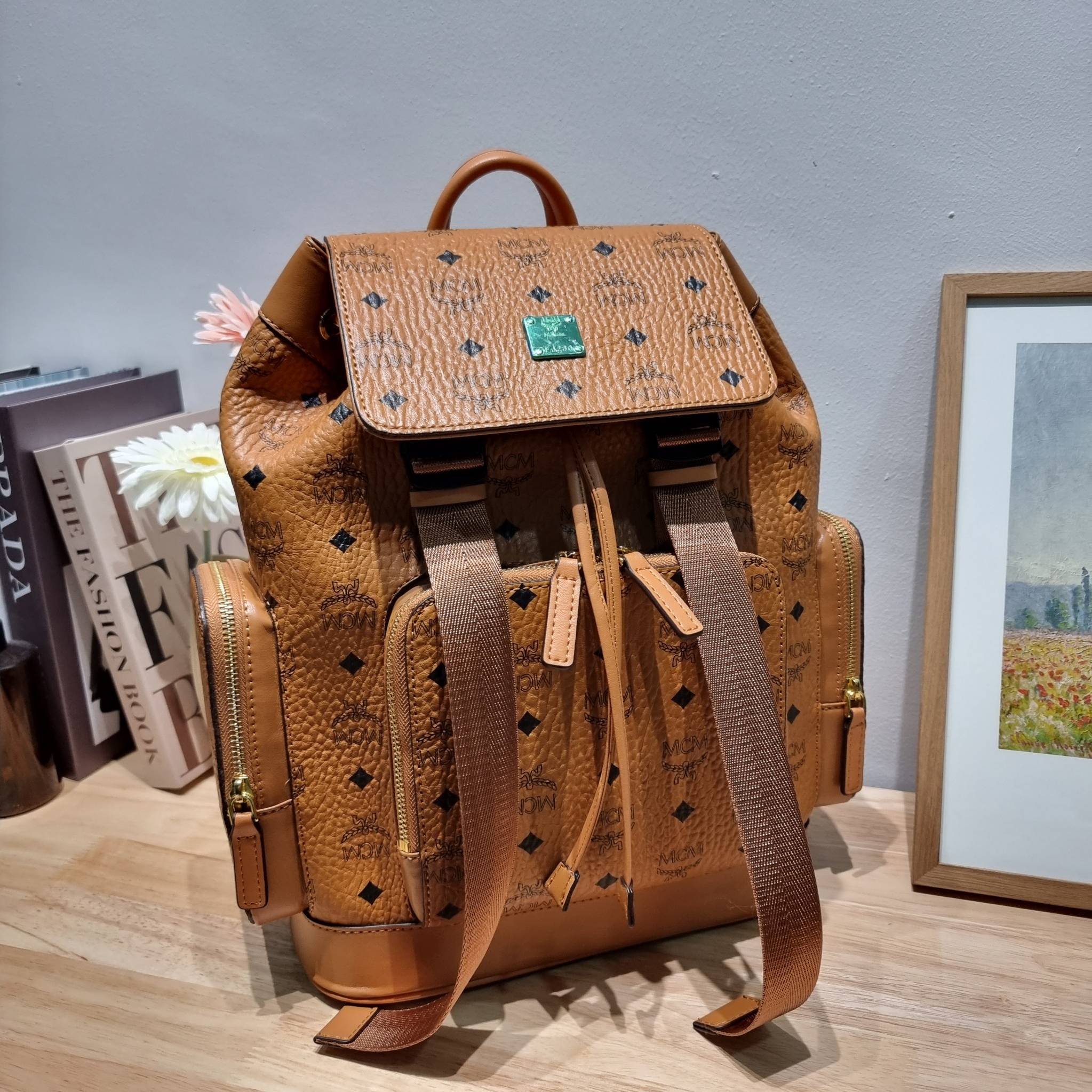 M.C.M SMALL BRANDENBURG BACKPACK IN VISETOS อีกหนึ่งไอเท็ม เอาใจสายเที่ยวแบบจัดหนัก ไม่รู้จะมีใบไหนคุ้มได้มากกว่านี้อีกแล้ว กระเป๋าเป้ใบใหญ่กำลังดี ดีไซน์ไม่ซ้ำใคร ฟังก์ชั่นการใช้งานตอบโจทย์หลายๆคนแน่นอน