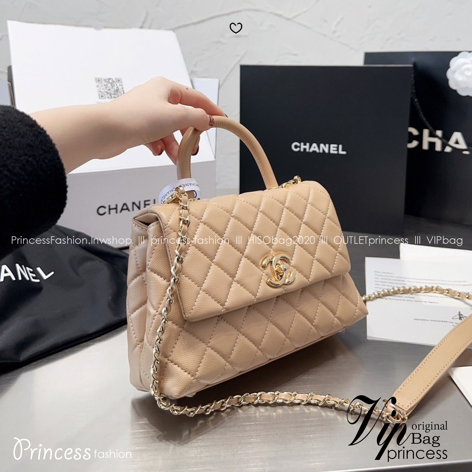 CHANEL Coco Small Top Handle Bag กระเป๋าสะพายสุดคลาสสิค สวยหรูพร้อมมือจับในตัว อะไหล่ทองสวยมาก มาพร้อมกล่อง อปก ครบเซ็ท รอบนี้จัดราคาพิเศษสุดคุ้มค่ะ โดดเด่นและดูแพง ไม่อยากให้พลาดเลยน้า
