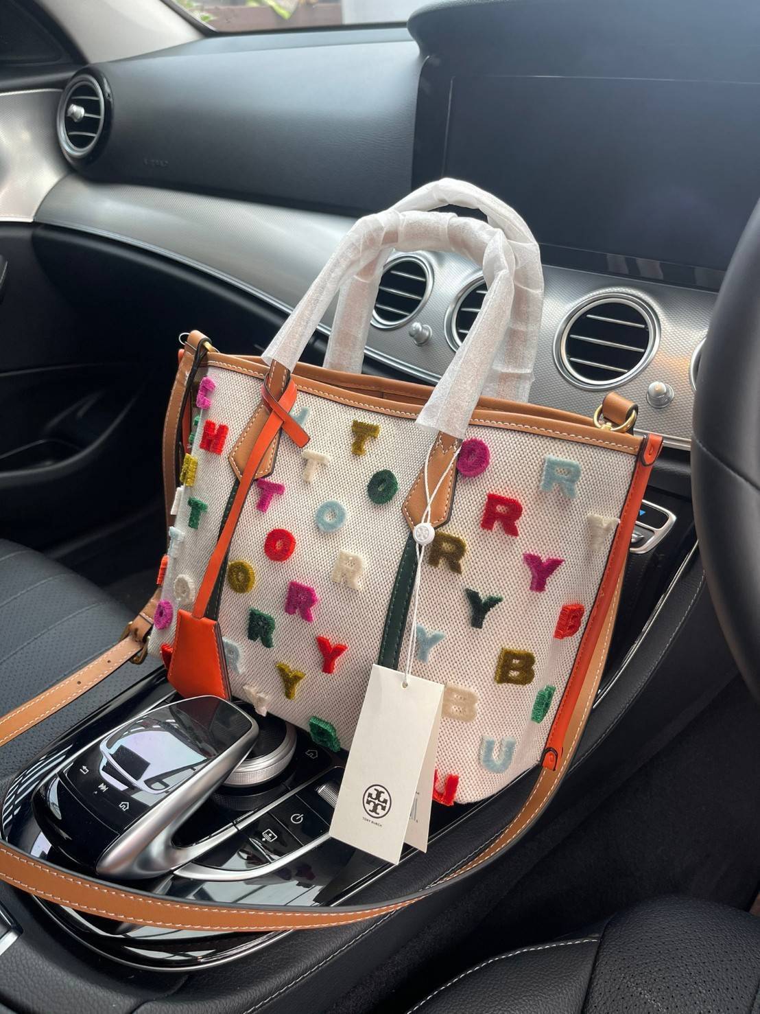 ของแท้ 💯% Tory burch perry coupe small triple-compartment tote bag เปลี่ยนบรรยากาศมาพักผ่อนแบบ Staycation สร้างสีสันให้วันพักร้อนสไตล์สาว Tory Burch กระเป๋าหลากสีสัน