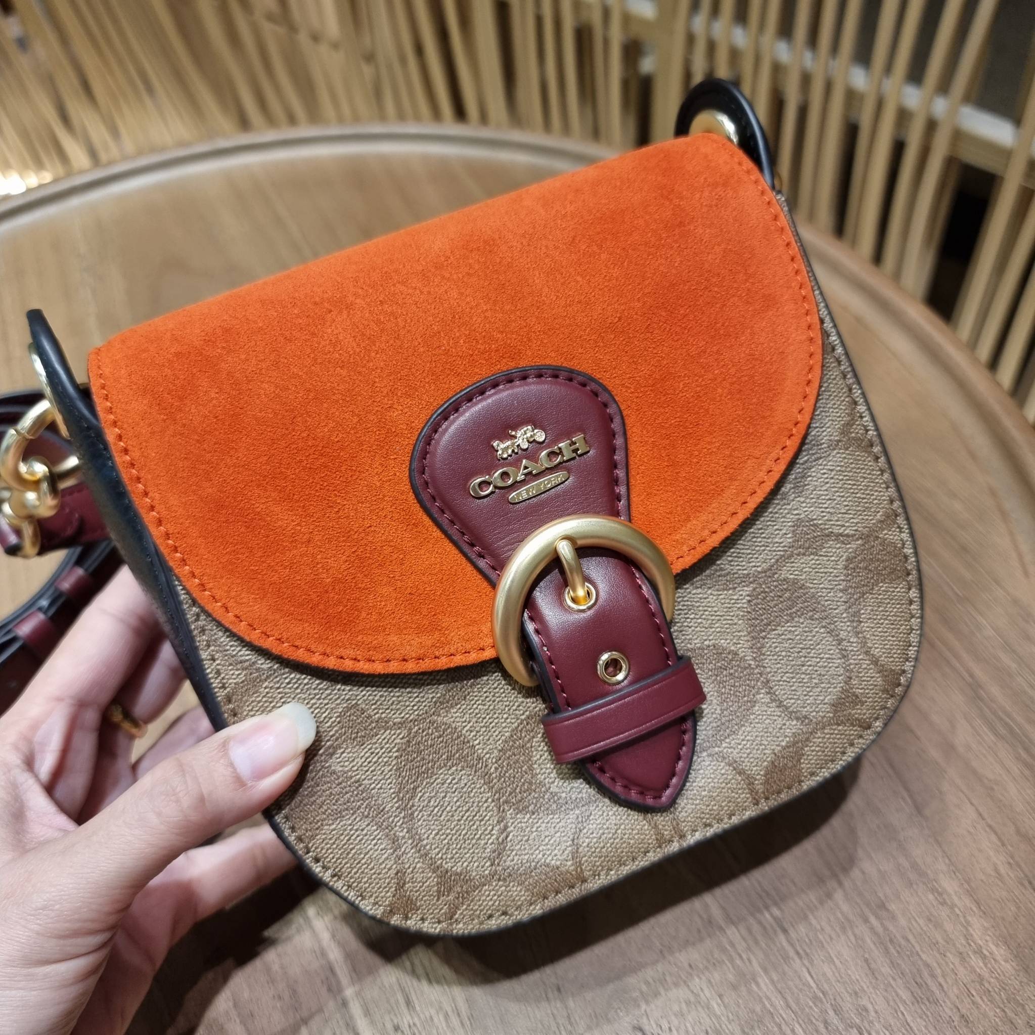 COACH C5691 KLEO SHOULDER BAG 17 IN SIGNATURE CANVAS ใหม่สุด!! สวยหรูไม่มีใครเกิน!! กระเป๋าสะพายสวยครบสูตร แค่เห็นก็ปิ๊ง!!วัสดุหนังแคนวาสสลับหนังแท้ ลงตัวที่หนึ่ง เปิด-ปิดด้วยสายคาดแม่เหล็กในตัว โดดเด่นมากๆ ภายในเป็นช่องโล่ง มีสายสะพายมาให้ถึง 2 แบบ สายคล