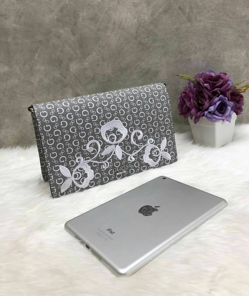 GUESS Embroidery Shoulder Bag กระเป๋าไหล่หรือ crossbody วัสดุหนังแกะเทียม น้ำหนักเบา ตัวกระเป๋าเพ้นท์ลายตัวG ทั้งใบ พร้อมปักรูปดอกไม้ด้านหน้า มาให้ งานปักละเอียด สวยมากๆ ค่ะ เปิดปิดกระเป๋าแบบฝาปิด แม่เหล็ก ใข้งานง่าย ด้านในโล่ง ใส่ ipad mini ได้ และมีช่อง