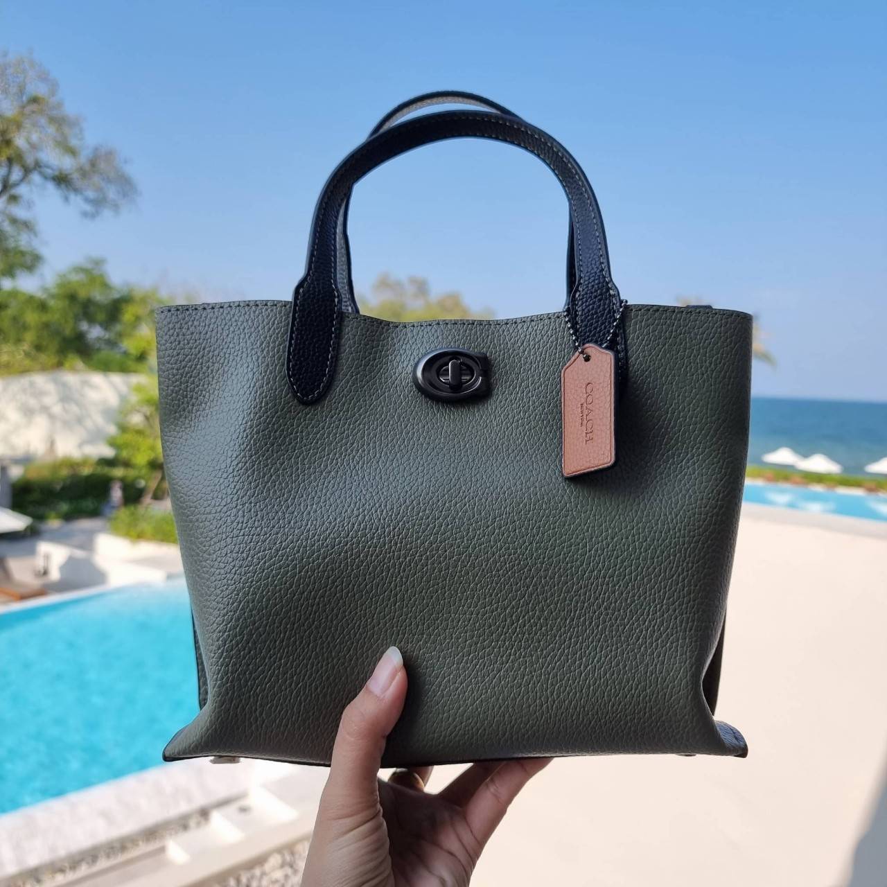 COACH C8561 C8869 WILLOW TOTE 24 IN COLOR BLOCK น้องสาวลุคลูกคุณมาแล้วจ้า กระเป๋าถือ/สะพาย ดีไซน์คัลเลอร์บล็อค ลงตัว เรียบหรู ใบจริงคือผู้ดี๊ผู้ดี ใช่ได้ทุกๆโอกาส วัสดุหนัง pepble อยู่ทรง เปิดปิดด้วยตัวบิดล็อค และอีกฝั่งเป็นกระดุมแม่เหล็ก ภายในโล่งกว้าง ใ