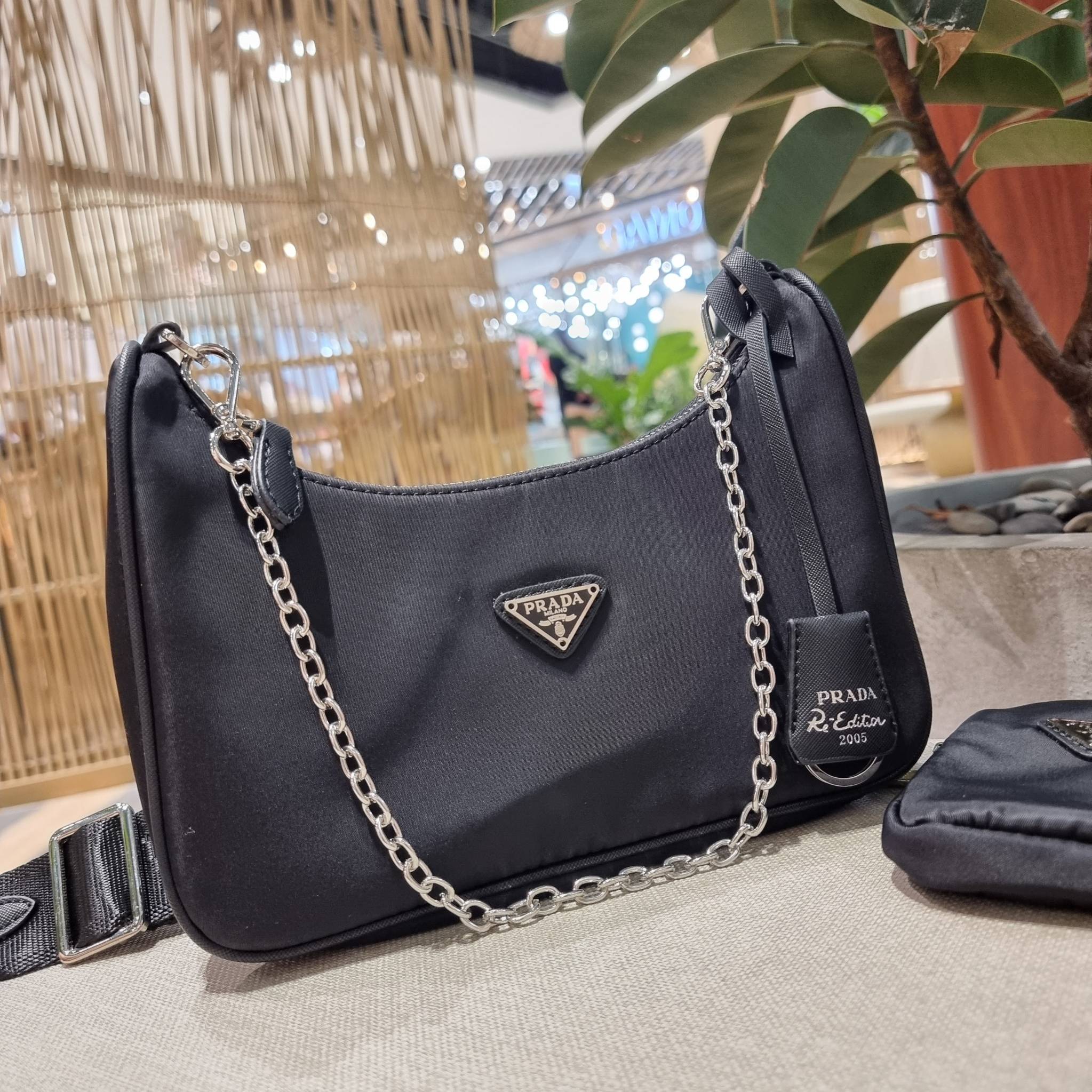 VIP 🥂 PRADA RE-EDITION 2005 RE-NYLON SHOULDER BAG ไอเท็มสุดปัง ที่ฮิตตลอดกาลไม่ว่าจะปีไหนๆ จัดให้ครบทั้งสีขายดีและสีใหม่ล่าสุด ที่สายคุณหนูห้ามพลาด!! กับกระเป๋าสะพายทรงคลาสสิค เหมาะเป็น everyday bag มากๆ วัสดุผ้าไนล่อนคุณภาพ พร้อมใบลูก ไว้ใส่เหรีย