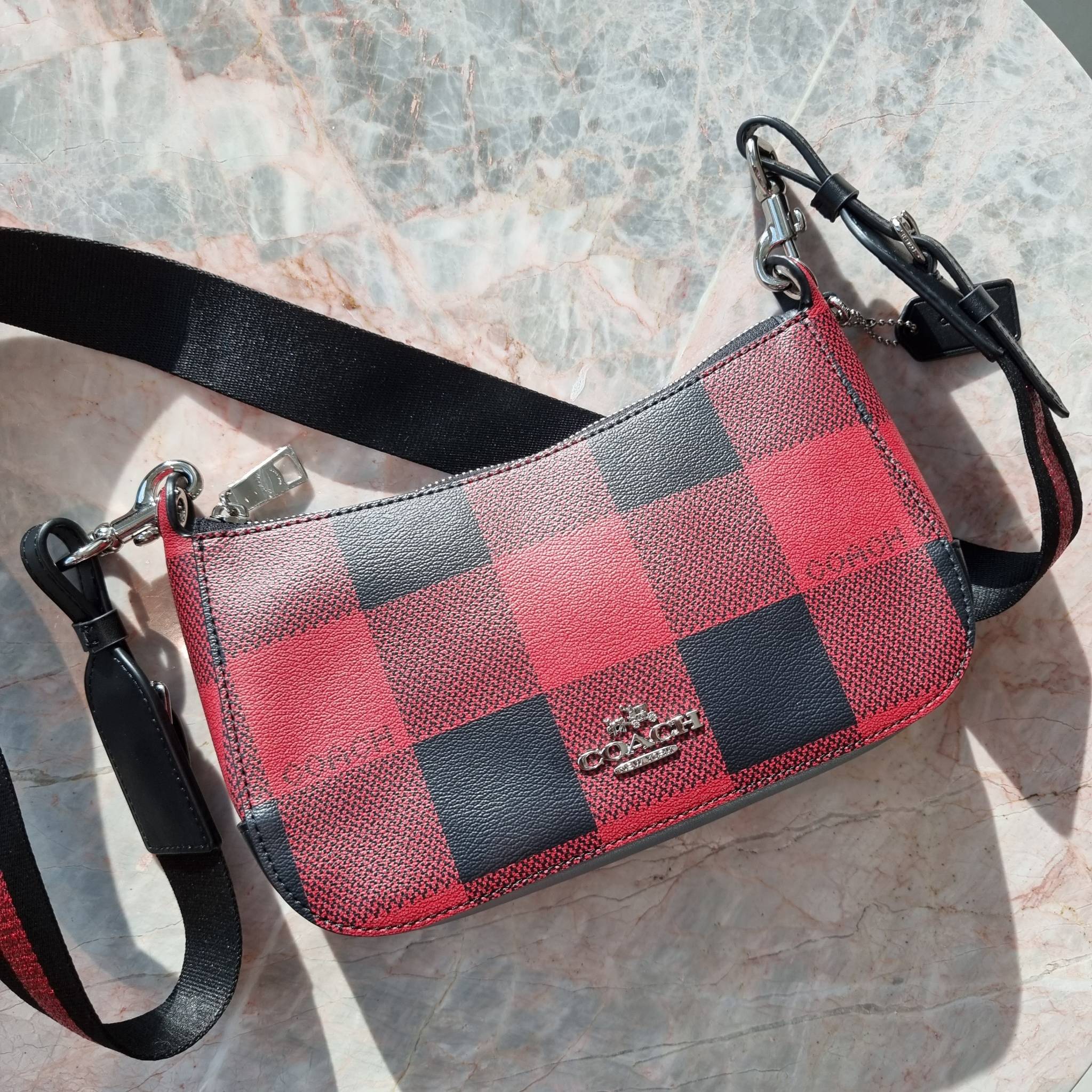 OUTLET 】COACH C6818 JES BAGUETTE WITH BUFFALO PLAID PRINT คอลเลคชั่นใหม่ล่าสุด พร้อมเสิร์ฟความสวยถึงบ้านเช่นเคย!! กระเป๋าสะพายทรงบาแกตต์ ดีไซน์ย้อนยุค ที่แอบแฝงความเรียบหรูดูแพงอยู่ในตัว โดดเด่นด้วยสายสะพายเส้นใหญ่ โทนสีคอนทราส ทำให้ไอเท็มนี้ดูมีลูกเล่นมา